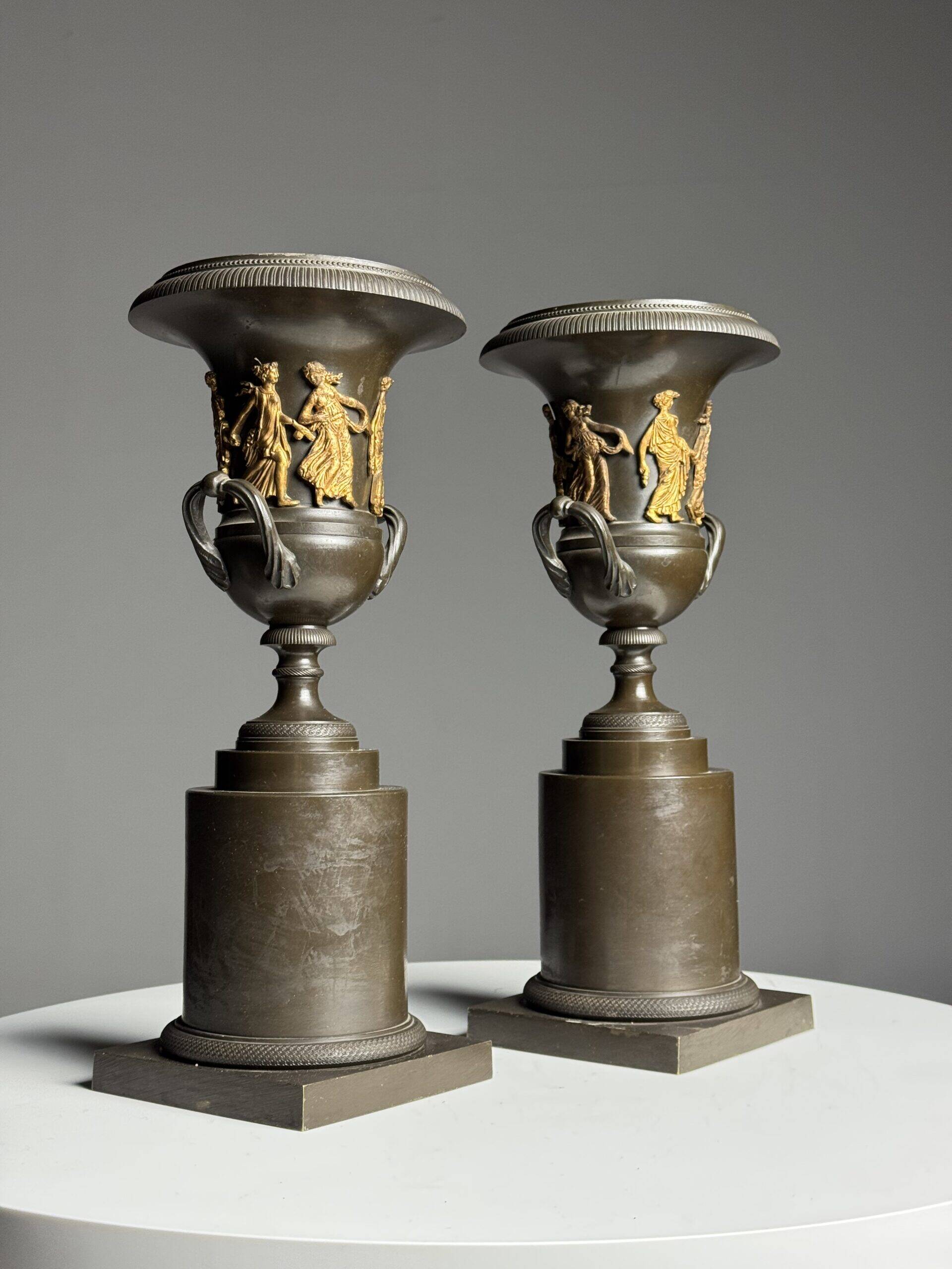 Paire de vases en bronze de style Empire