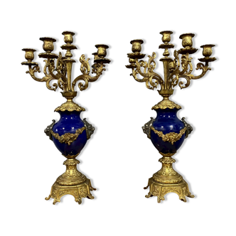 Paire de grands chandeliers style Louis XVI en céramique bleu nuit et bronze doré vers 1850