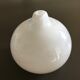 Vase goutte opaline blanche