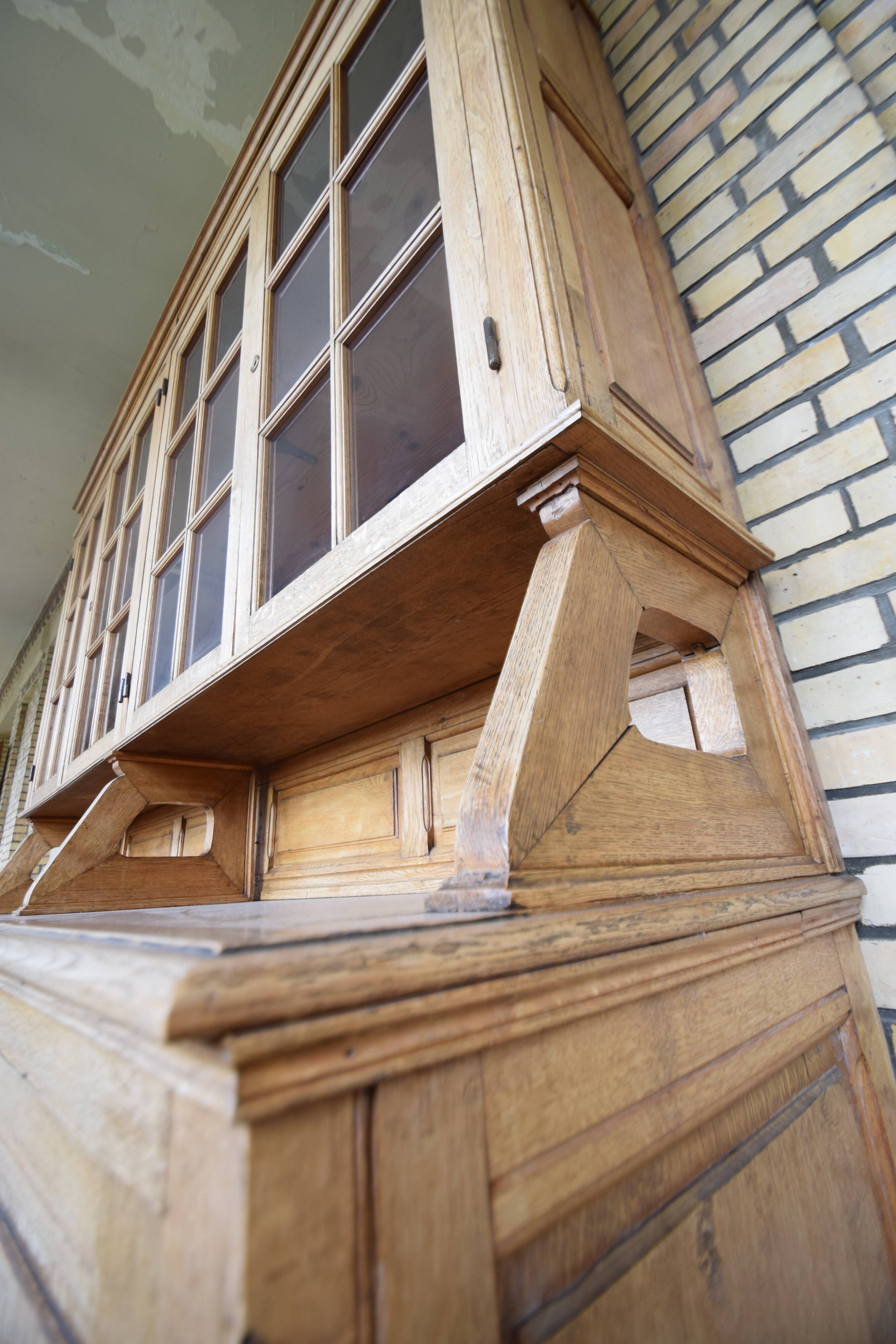 Glass library of a medical school in solid oak from the 1950s.