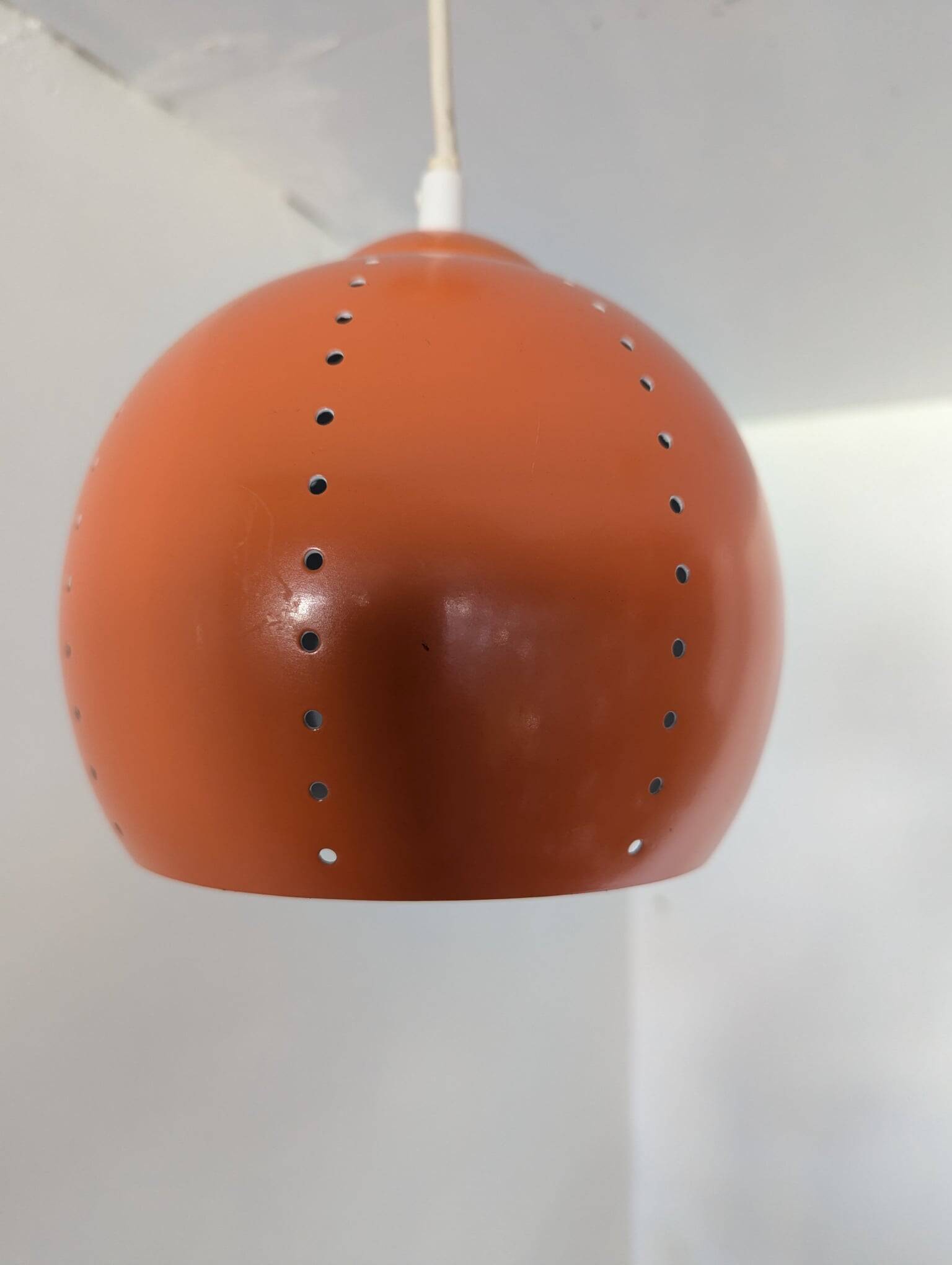 Paire de globes 70's en métal laqué orange.
