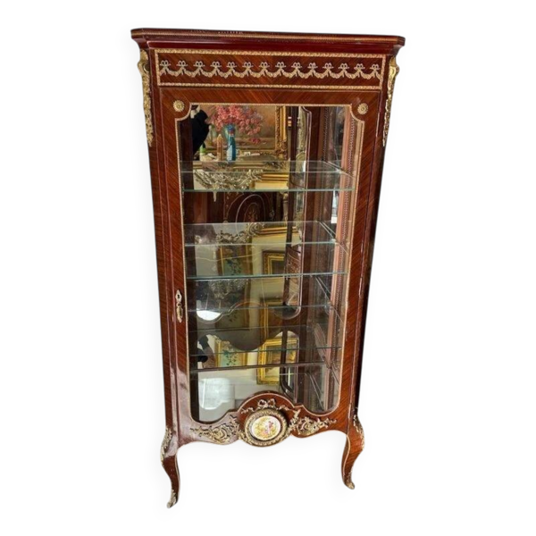 Vitrine de style Louis XV en bois et bronze, dotée de plusieurs étagères