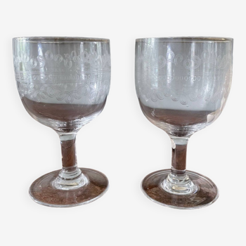 Lot de deux verres anciens en cristal gravé