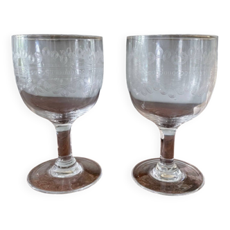 Lot de deux verres anciens en cristal gravé