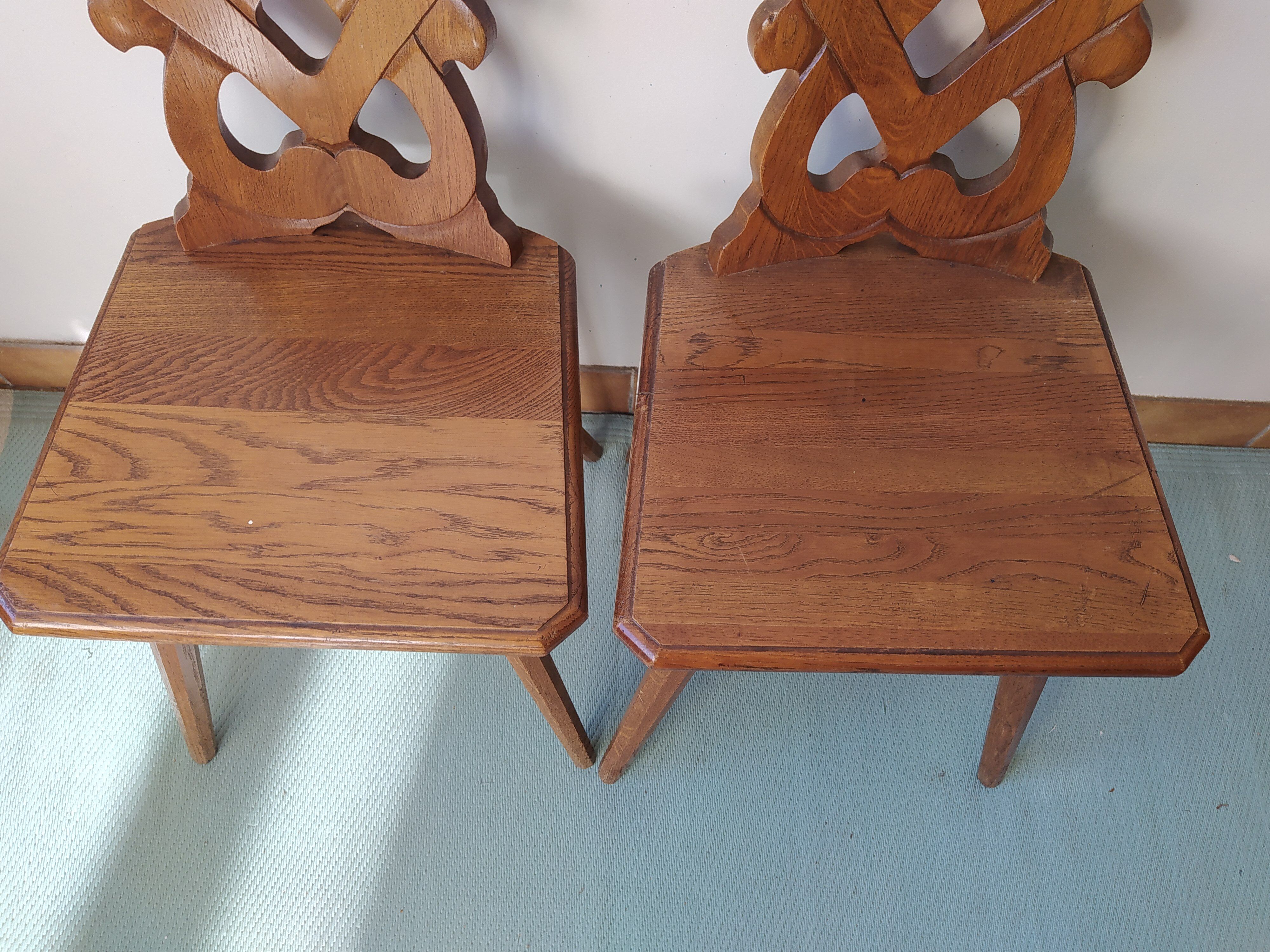 Paire de chaises de montagne savoyarde chalet en bois sculpté