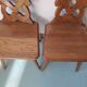 Paire de chaises de montagne savoyarde chalet en bois sculpté