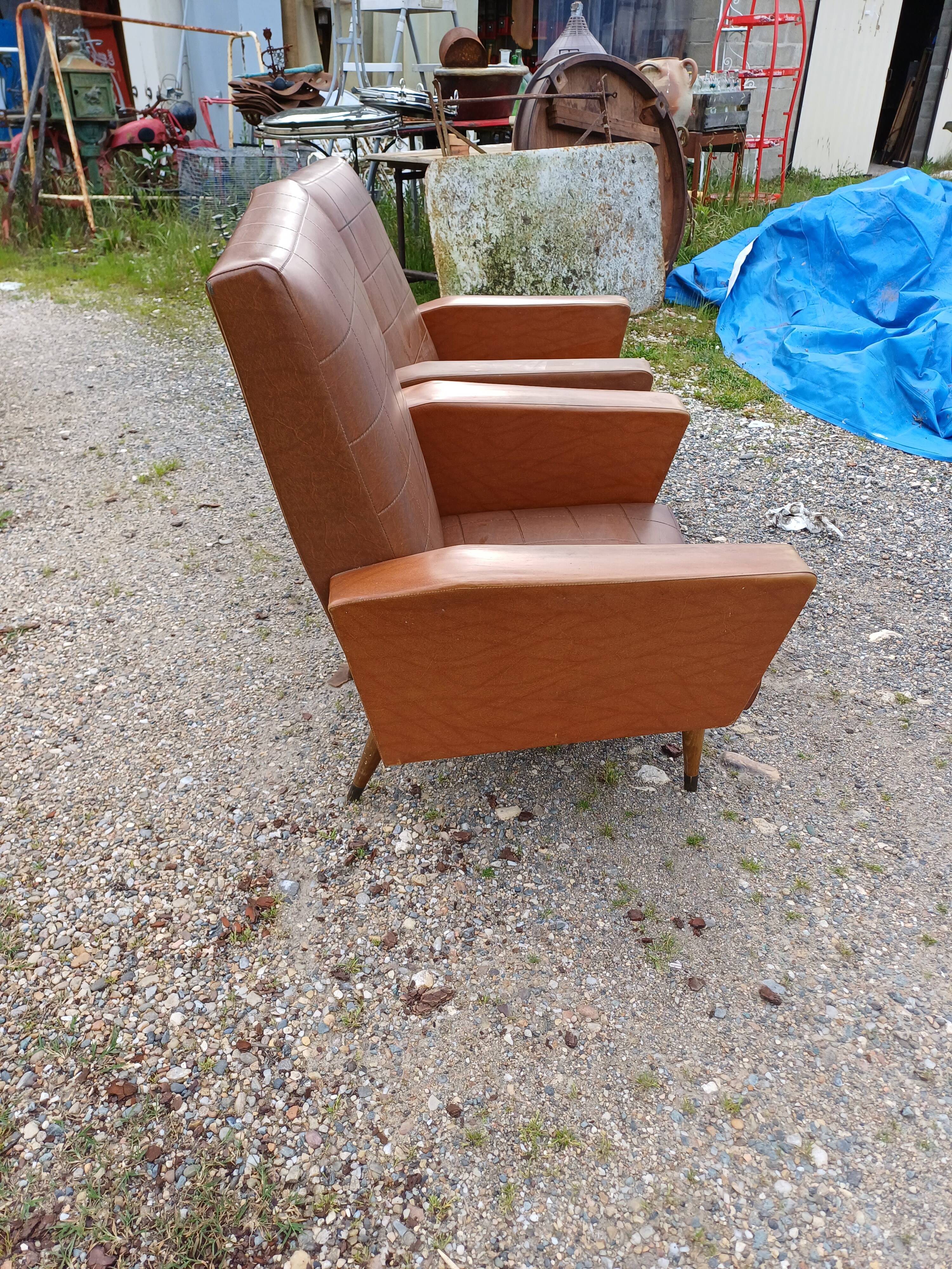 Paire de fauteuils vintage en skaï marron