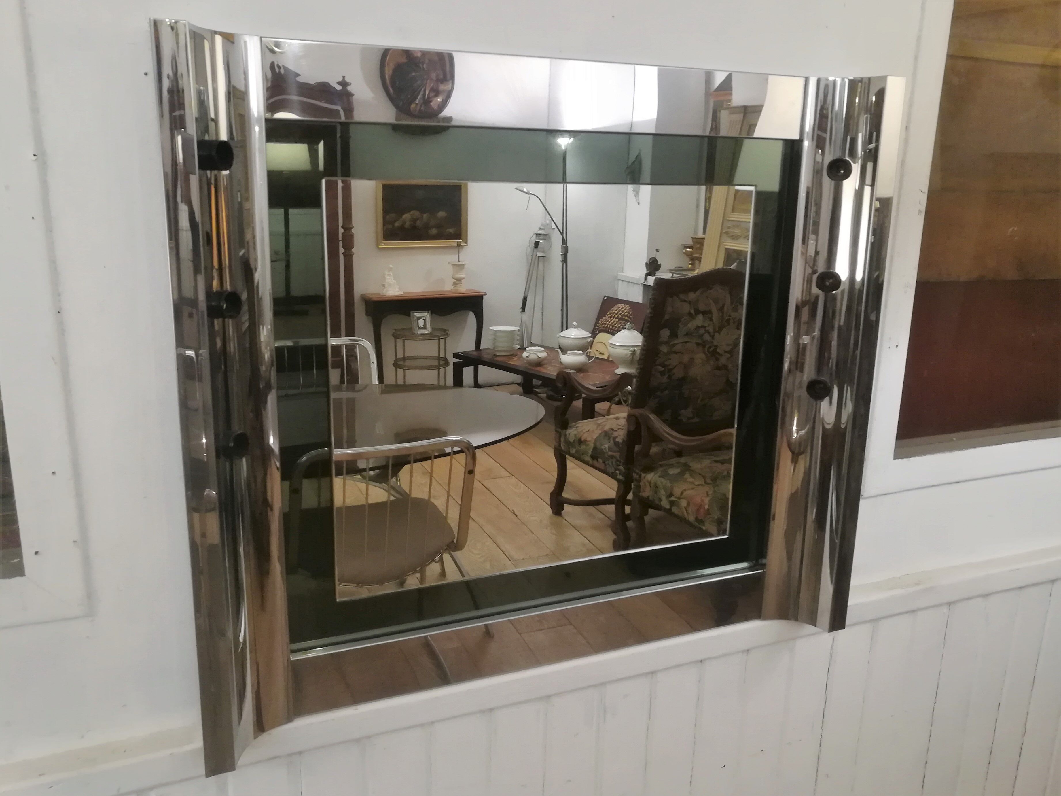 Bright artist's box mirror in chrome metal
