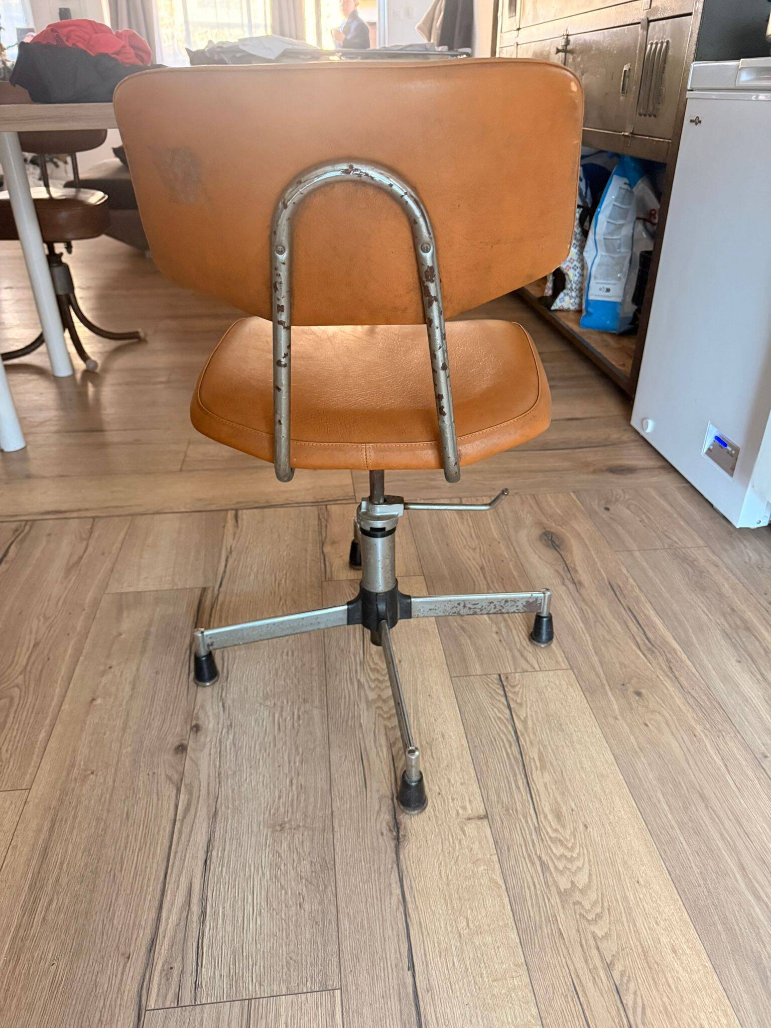 Chaise bienaise en métal et cuir