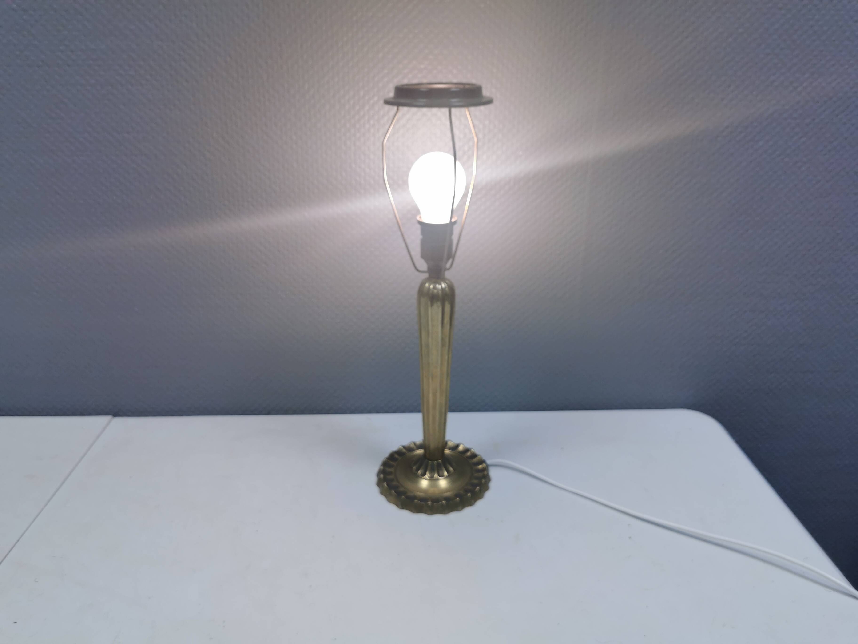 Ancienne lampe de table en laiton massif avec douille et support d'abat-jour en bakélite.