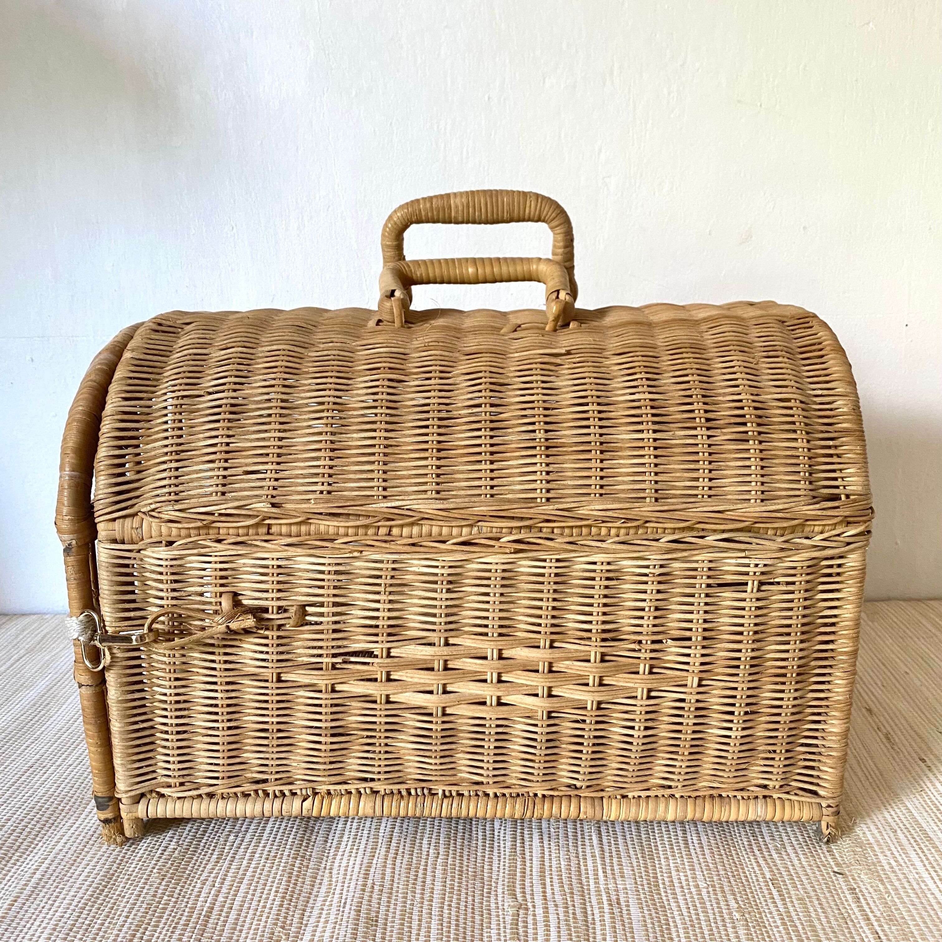 Rattan cat transport basket
