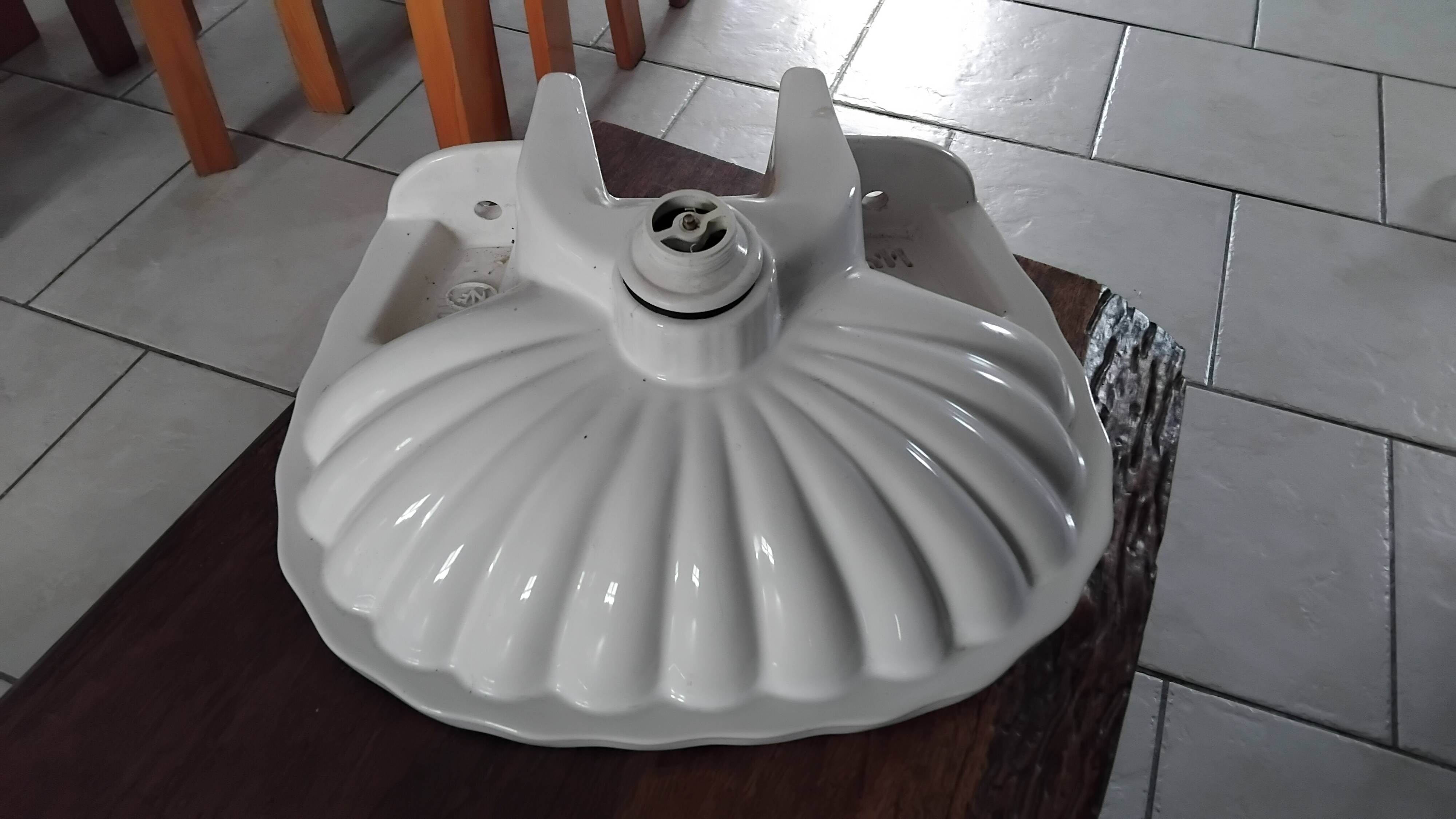 Ceramic seashell-shaped washbasin