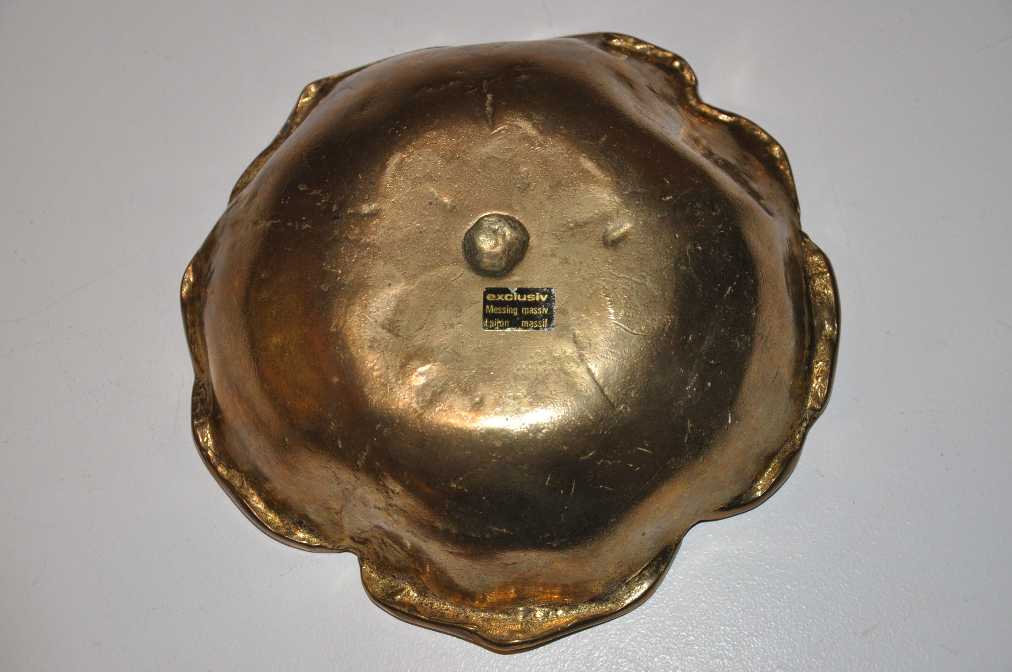 Empty-pocket flower in solid brass