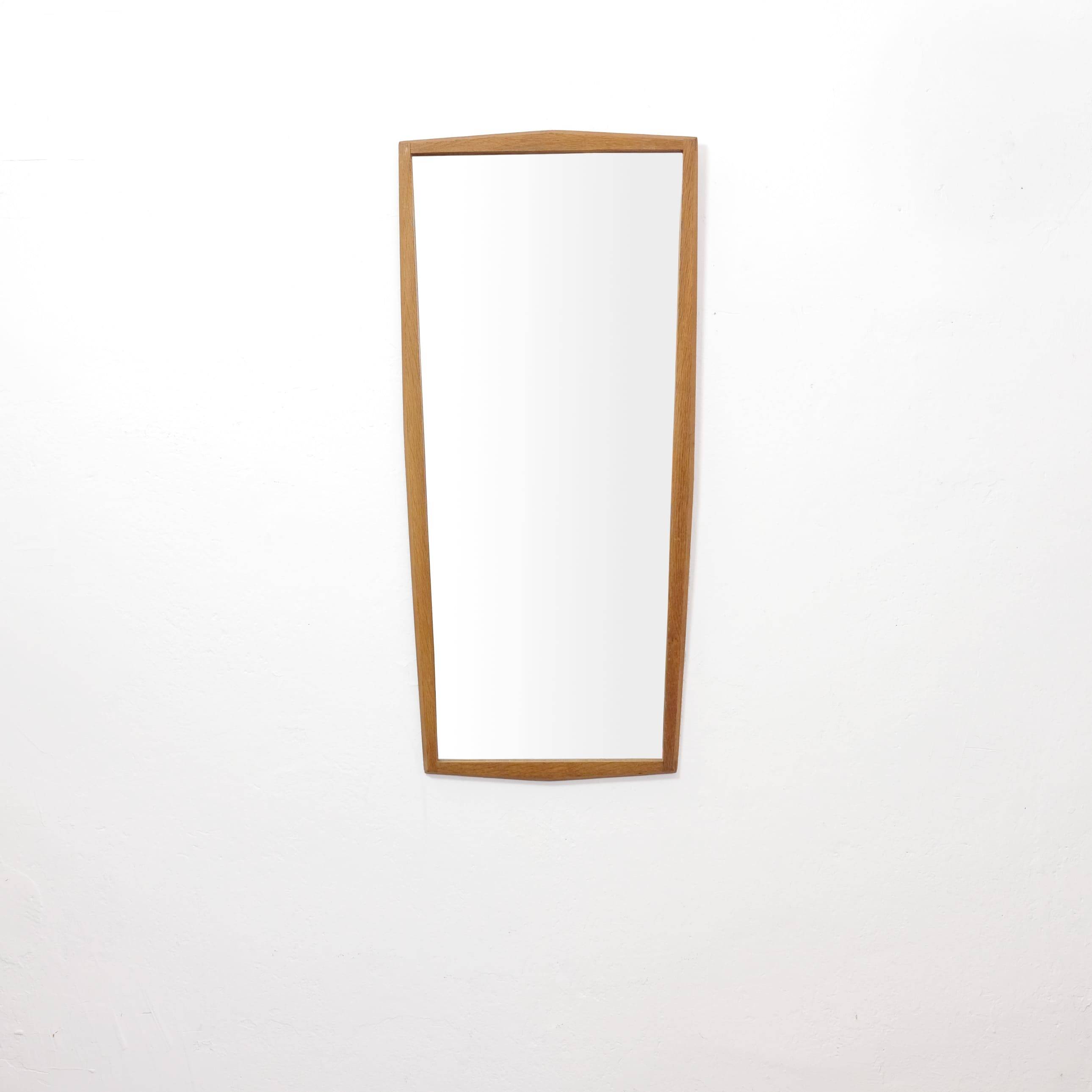 Miroir en chêne des années 60, 84 x 38.5 cm.