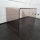 Bout de canapé en plexiglas fumé de années 70