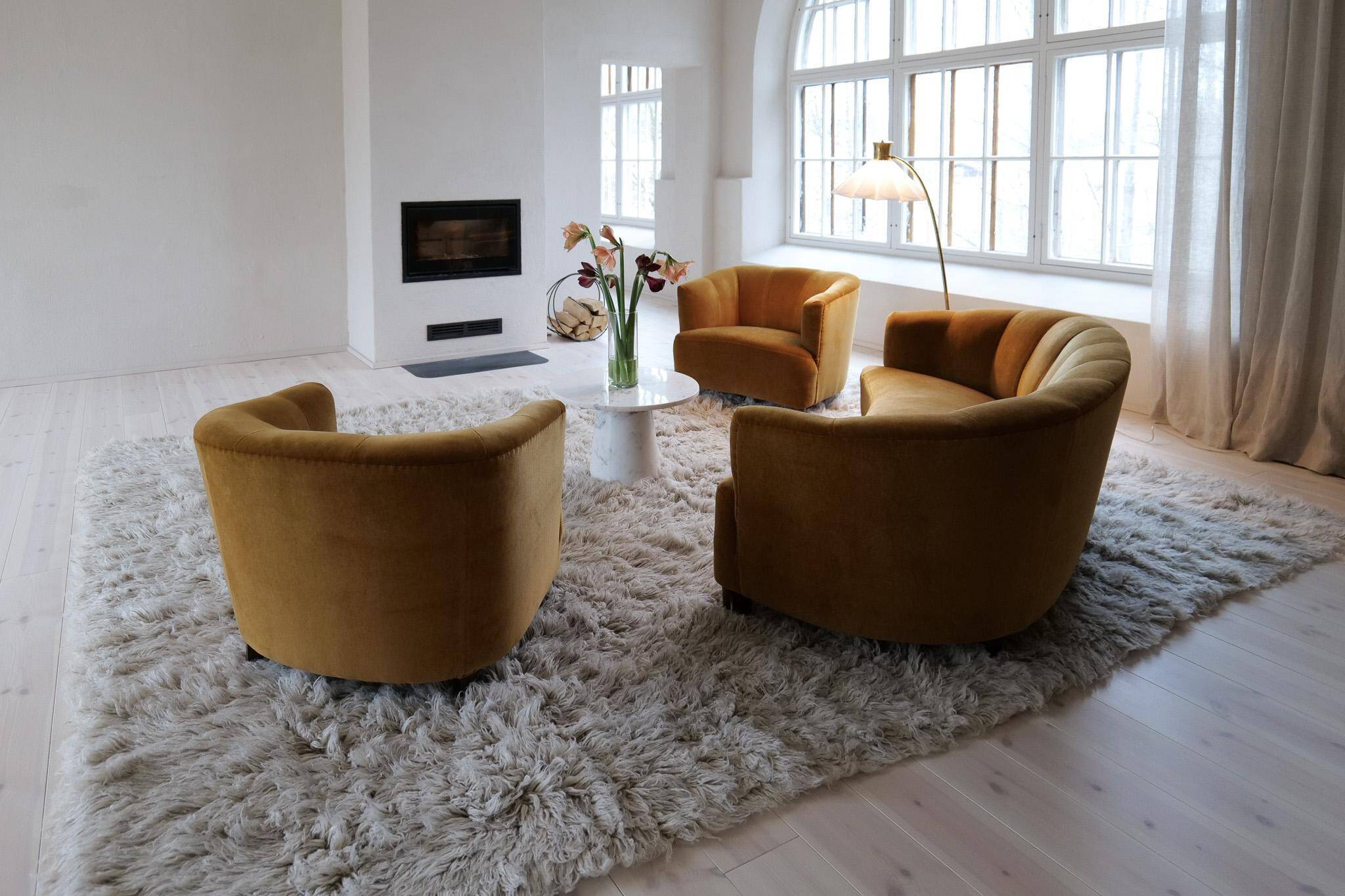 Curved mid-century floor lamp in brass and stone
