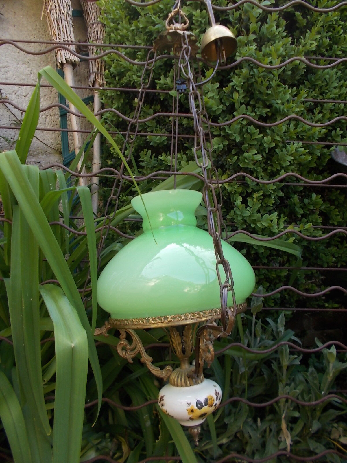 Porcelain and metal suspension