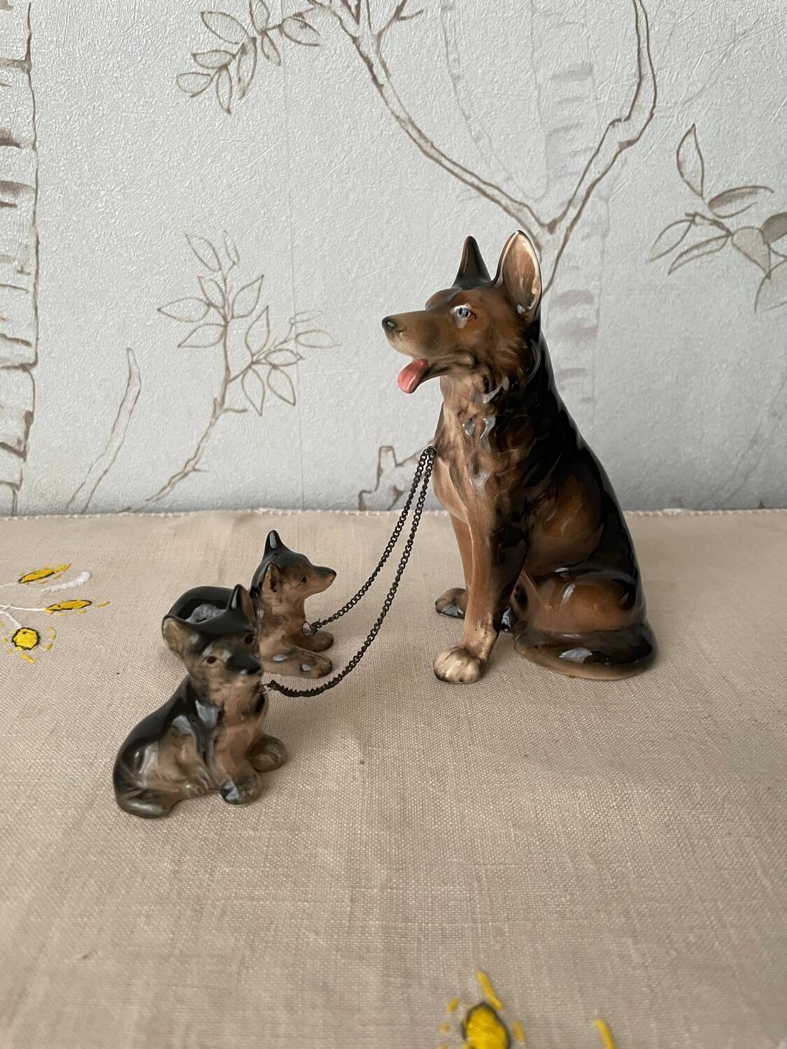 Figurine chien berger et ses 2 petits en céramique vintage