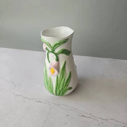 Vase in slipware with Arum flowers