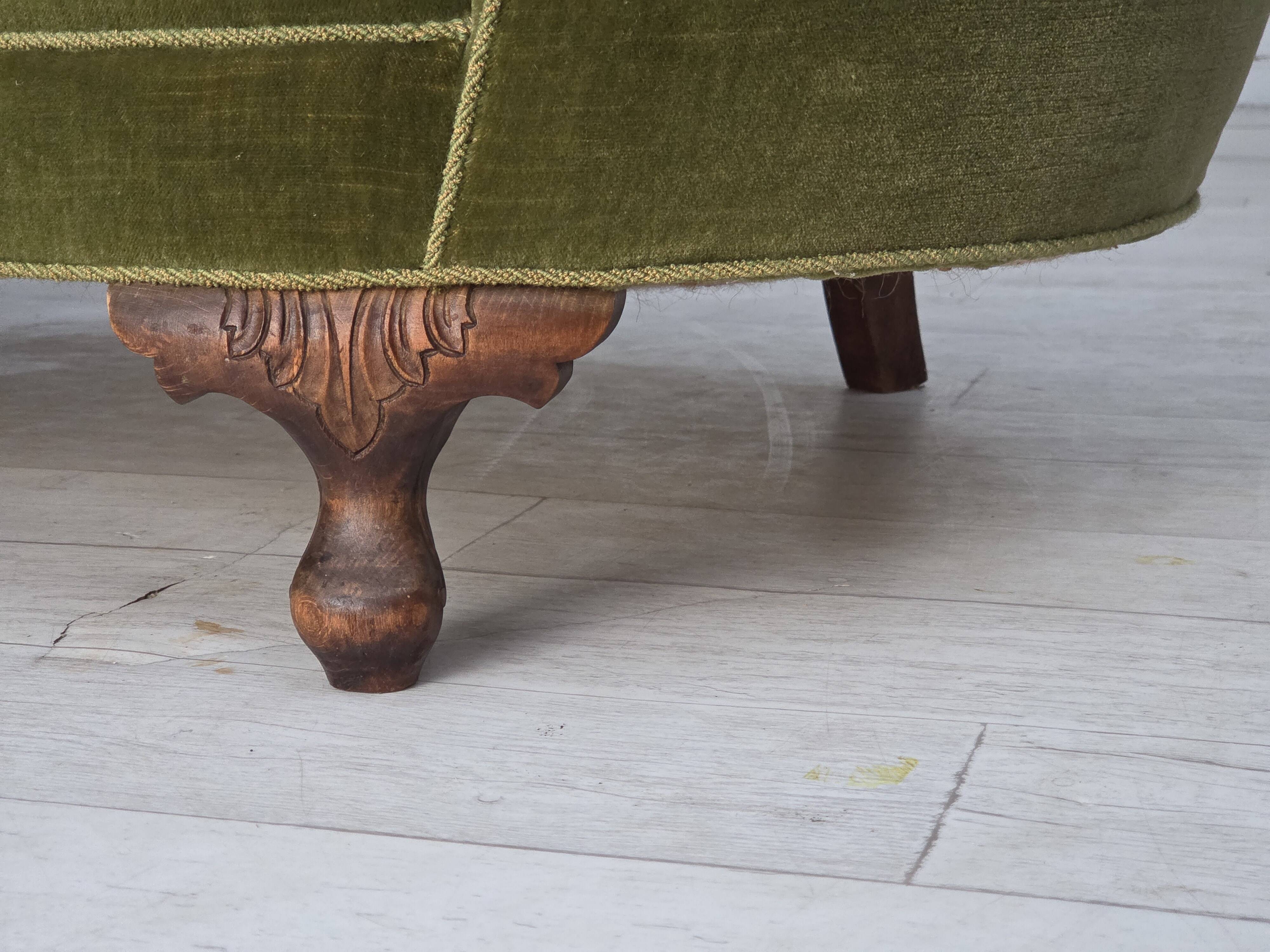 Canapé 2 places incurvé danois des années 1960, revêtement en velours vert, pieds en chêne.