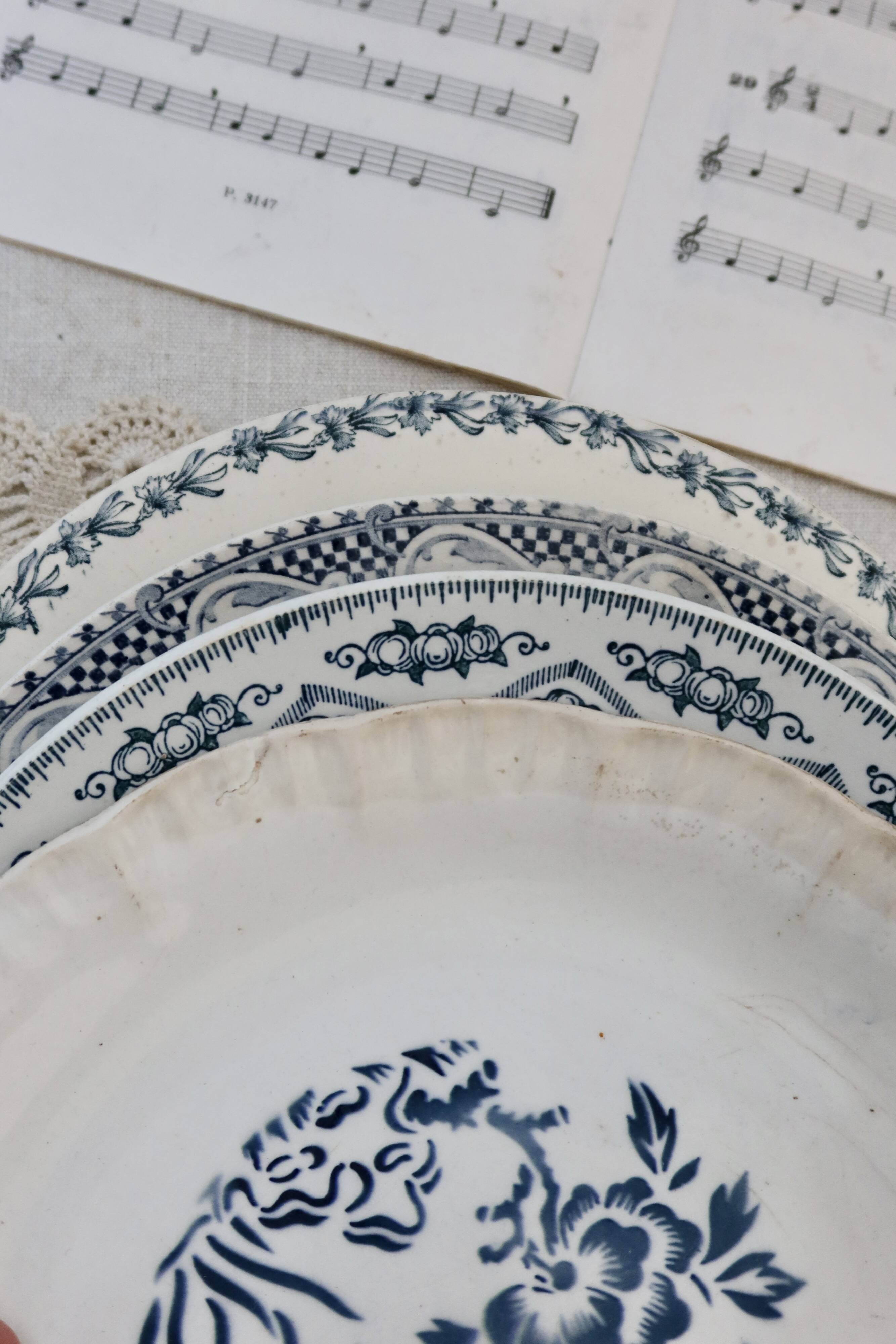 4 assiettes plates anciennes terre de fer faience bleue dépareillées