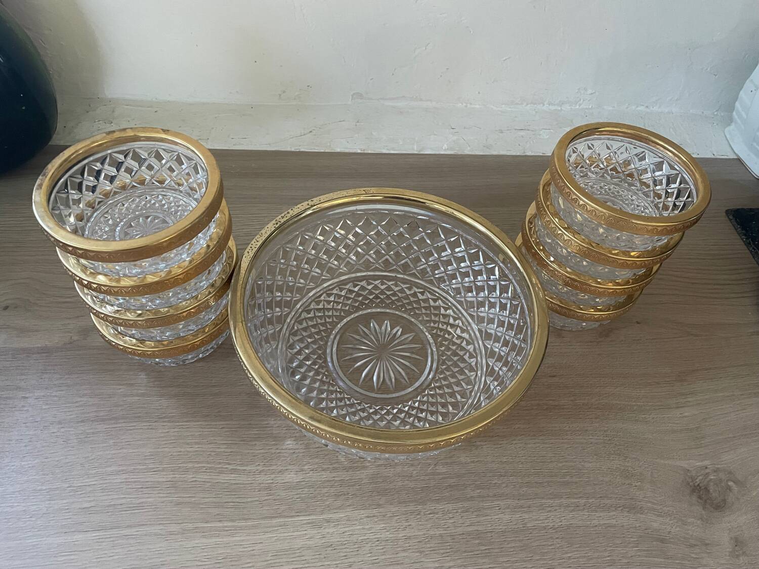Salad bowl and cups in cut glass and brass