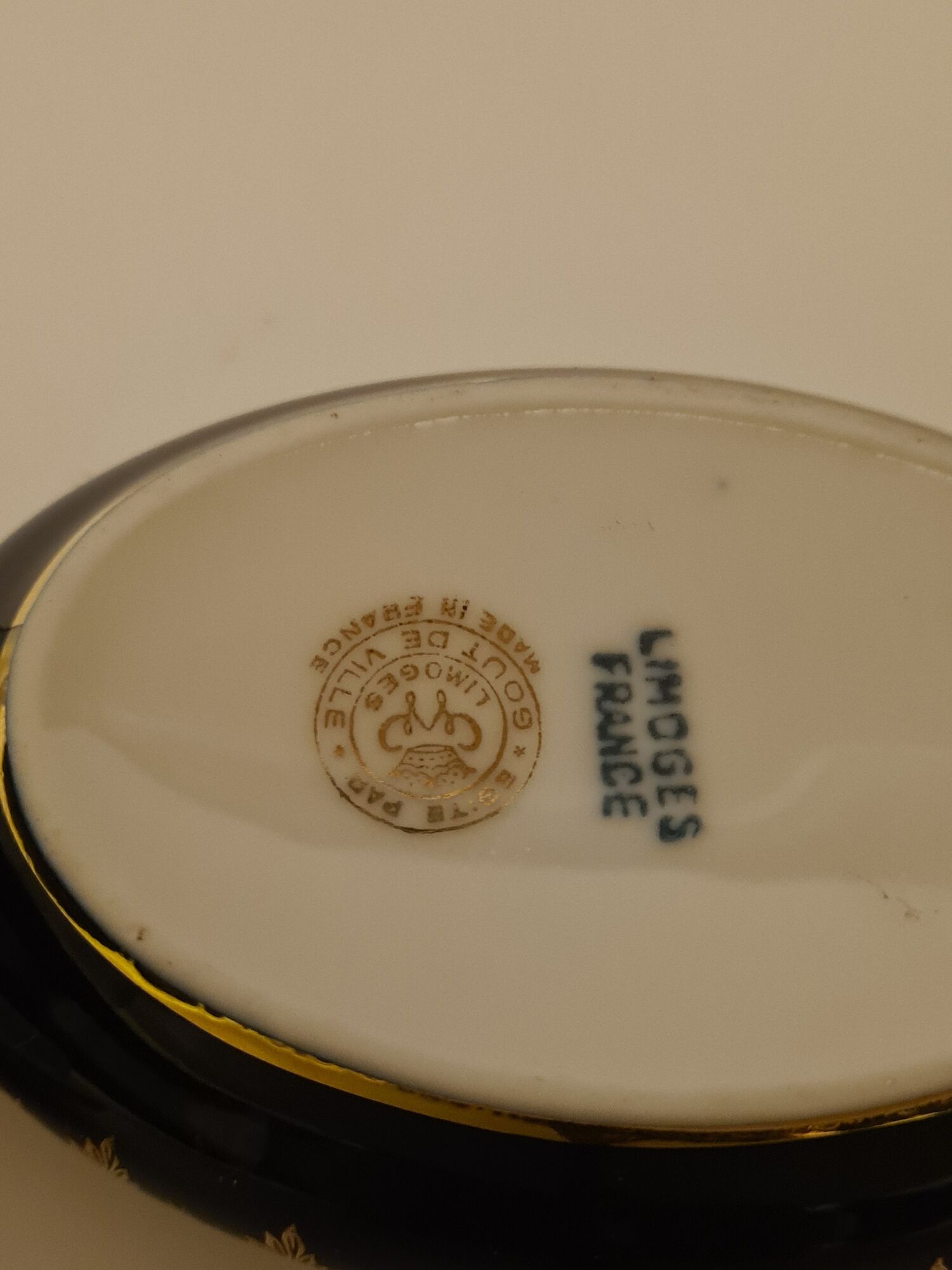 Bonbonnière in Limoges porcelain blue and gold