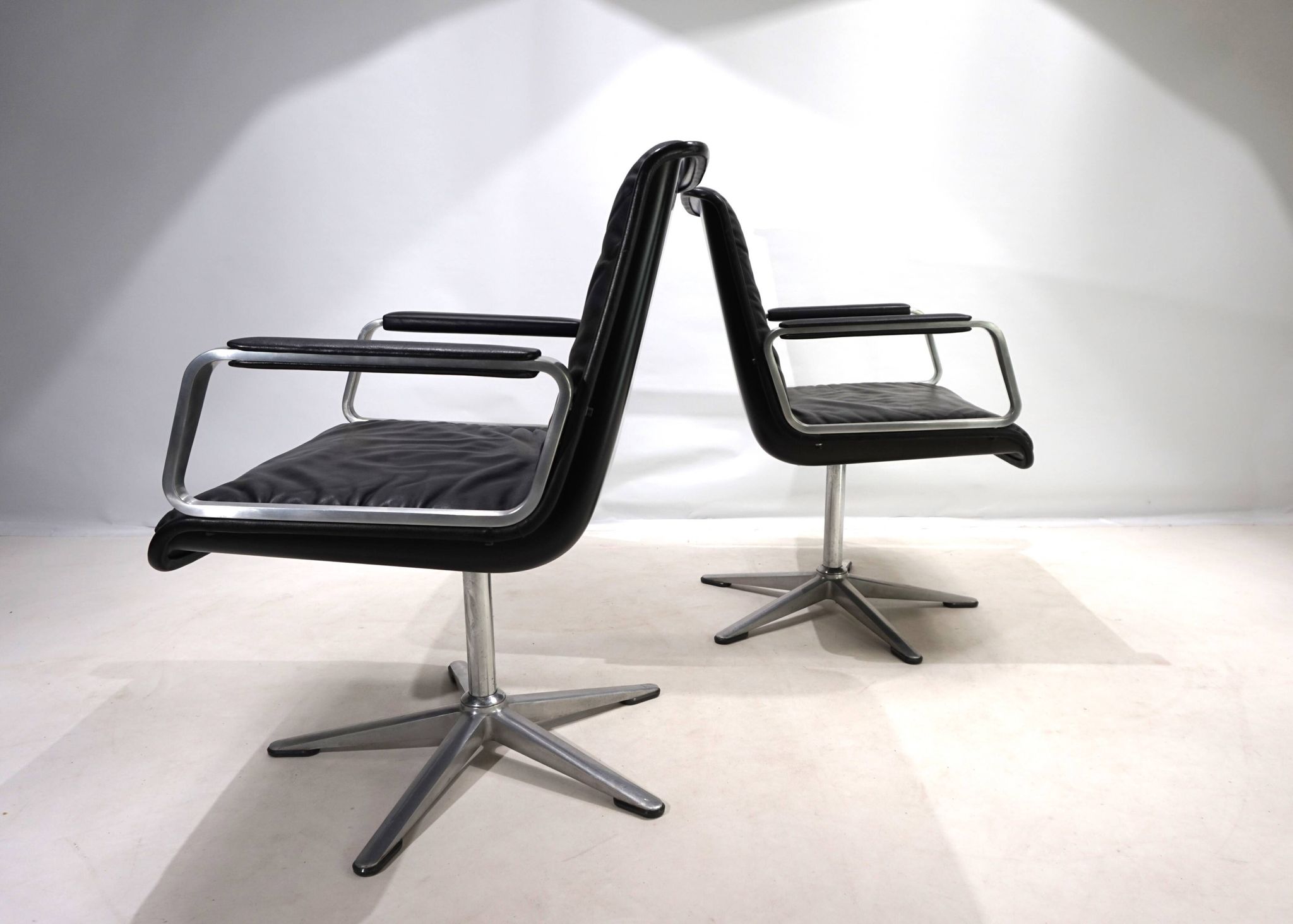 Set of 2 Wilkhahn Delta conference/dining chairs from the Delta Group