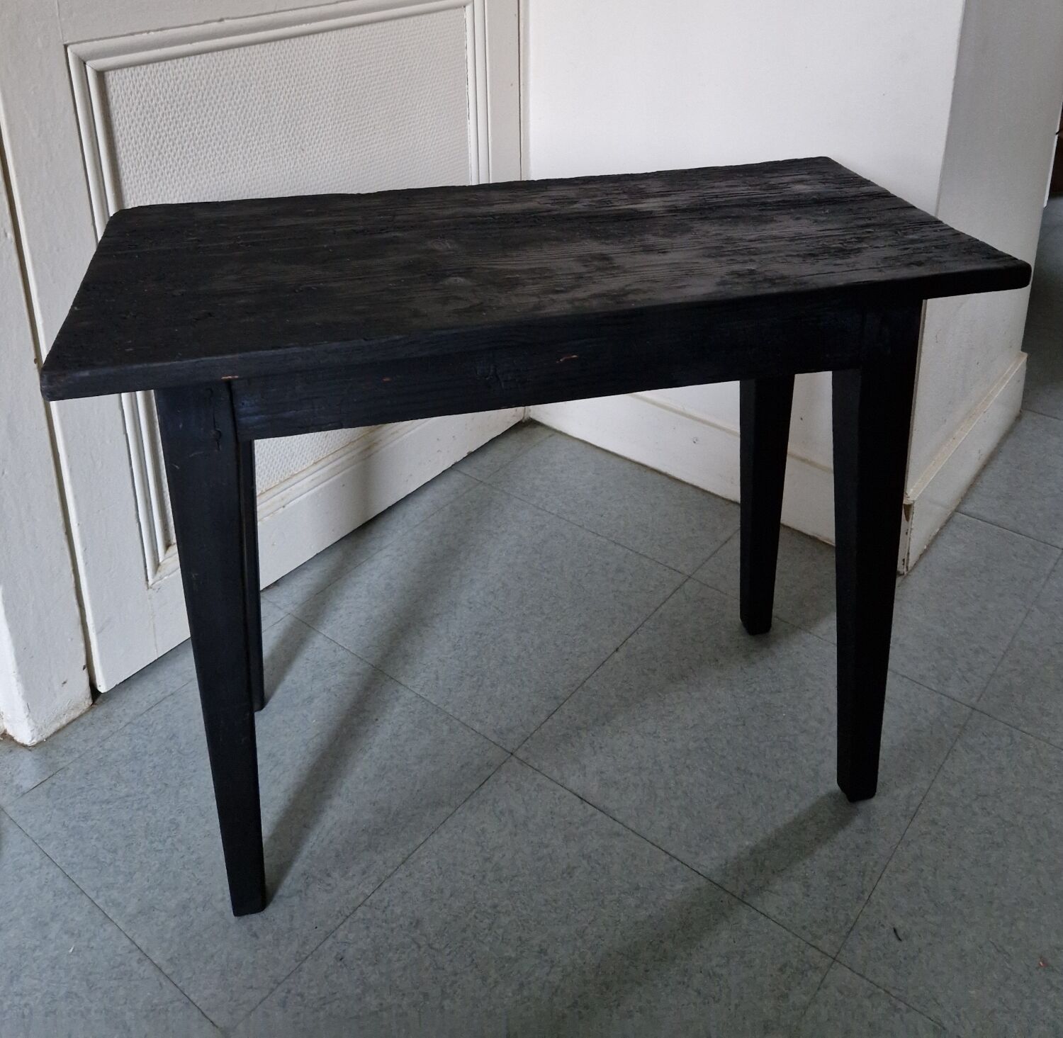 Table basse en bois brûlé