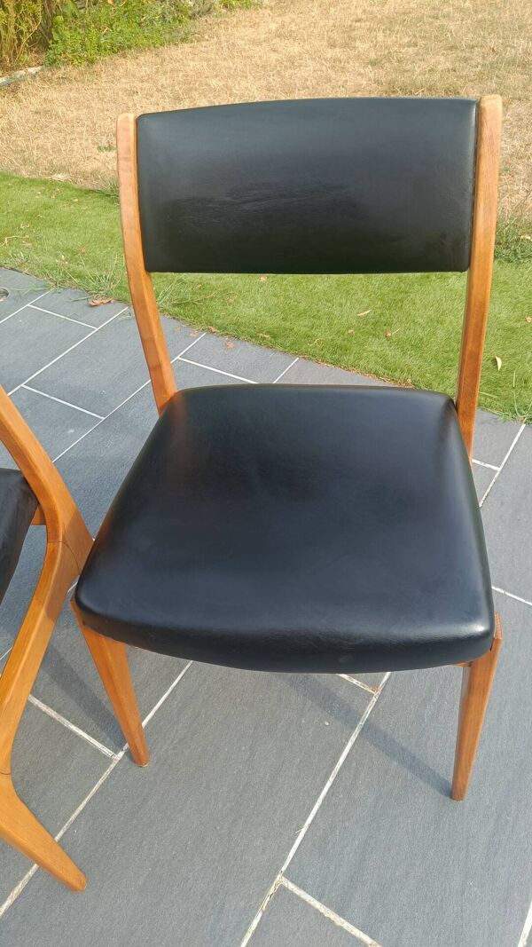 Paire de chaises scandinaves vintage en teck et skaï noir