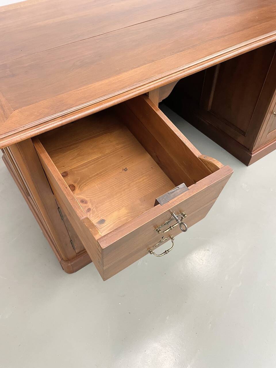 Comptoir ou bureau en noyer années 50