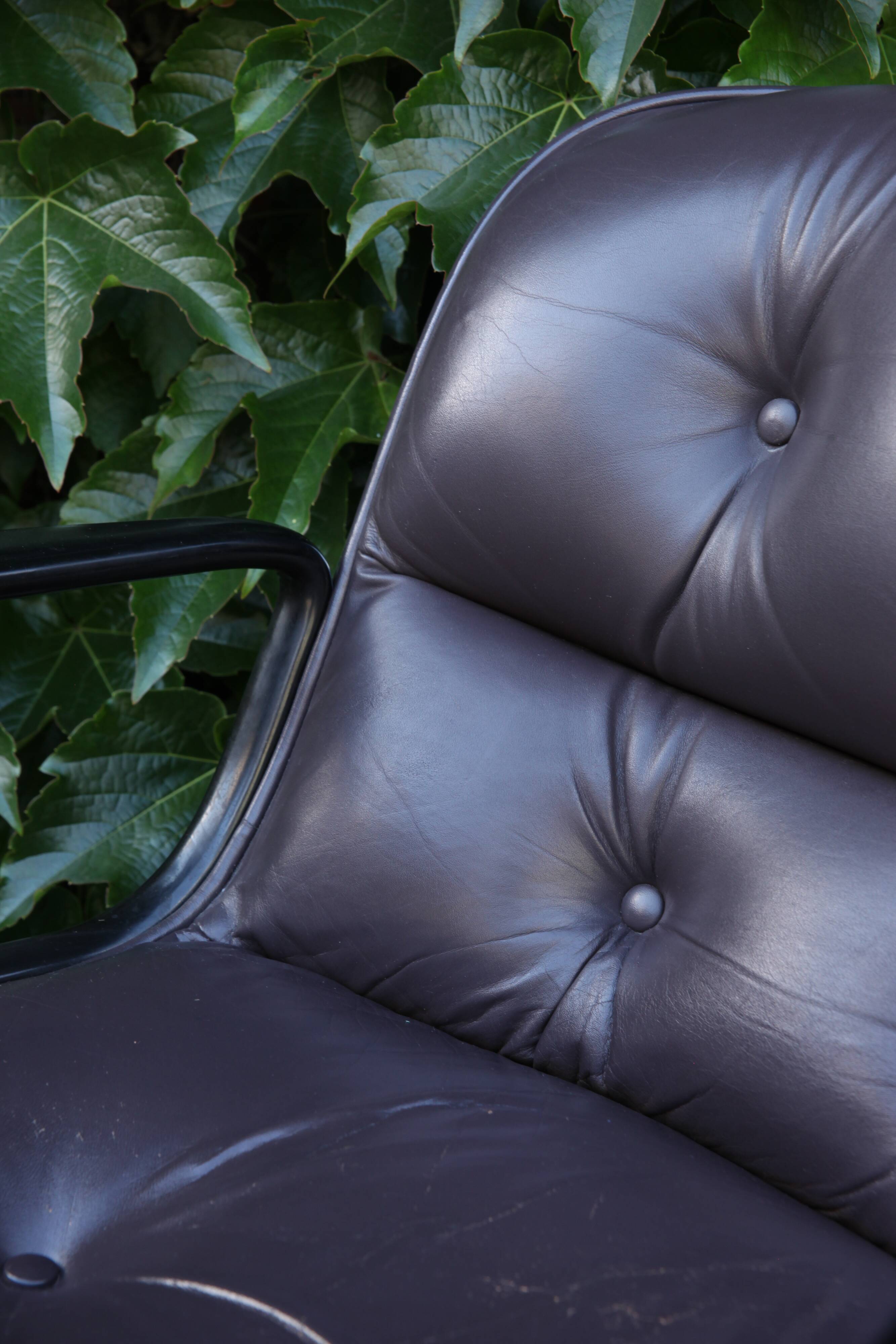 Fauteuil Pollock pour Knoll cuir couleur prune/violet