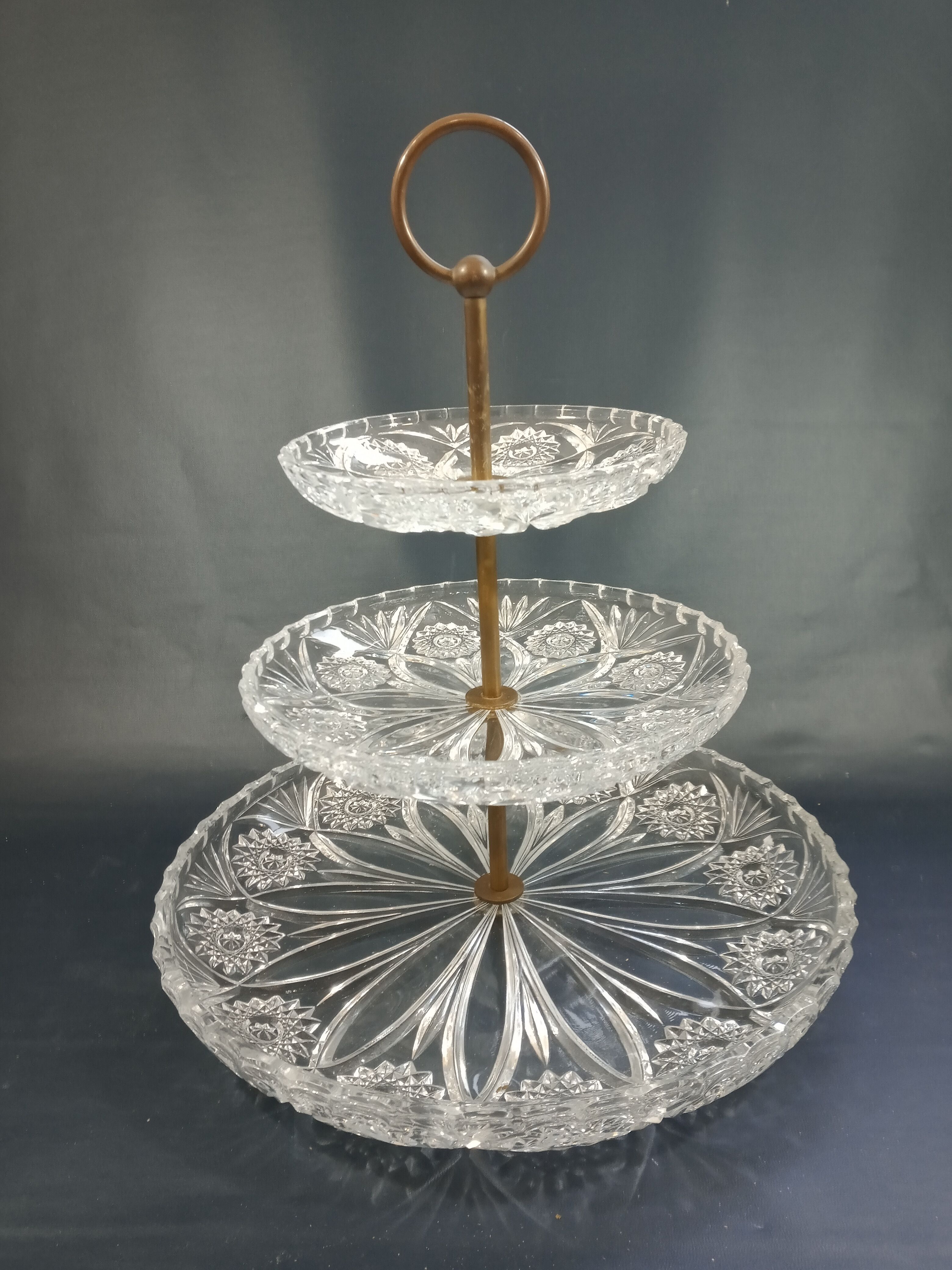 Three-storey display in chiseled glass and brass