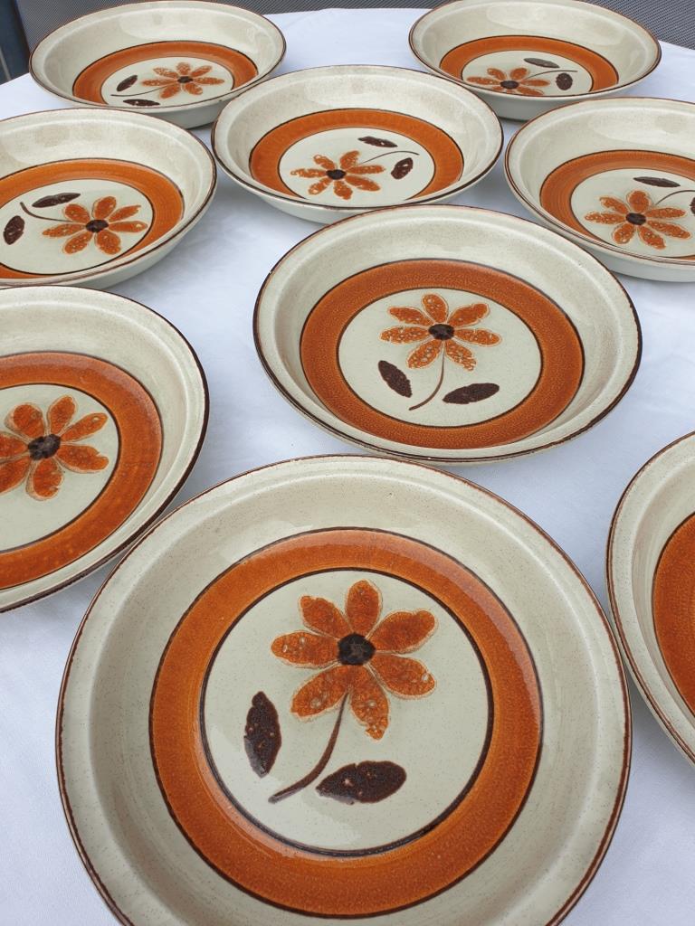 Set 11 plates 1970 Revernay Sarreguemines orange and brown on sandstone background