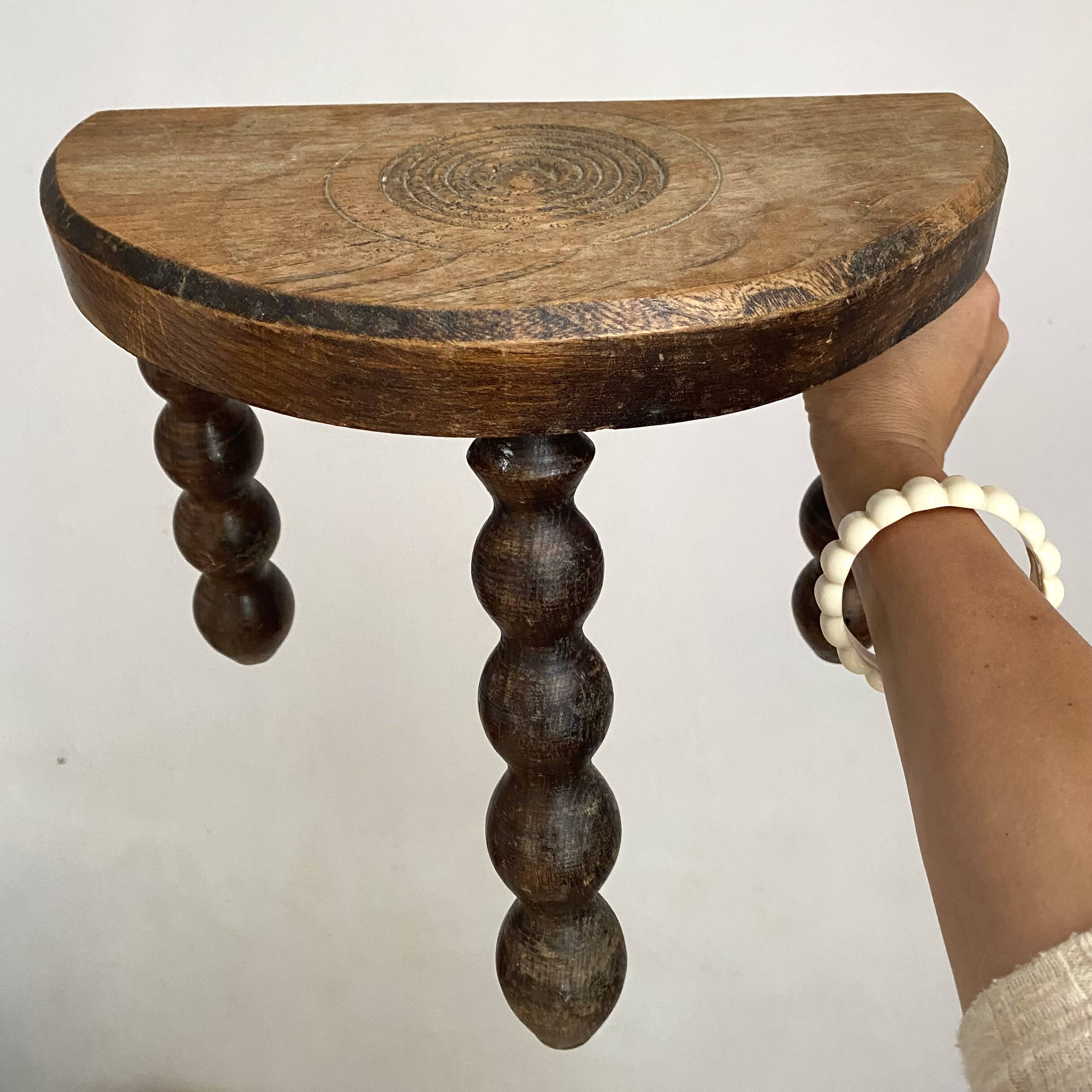 Tabouret tripode en bois sculpté, assise demi lune