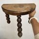 Tabouret tripode en bois sculpté, assise demi lune