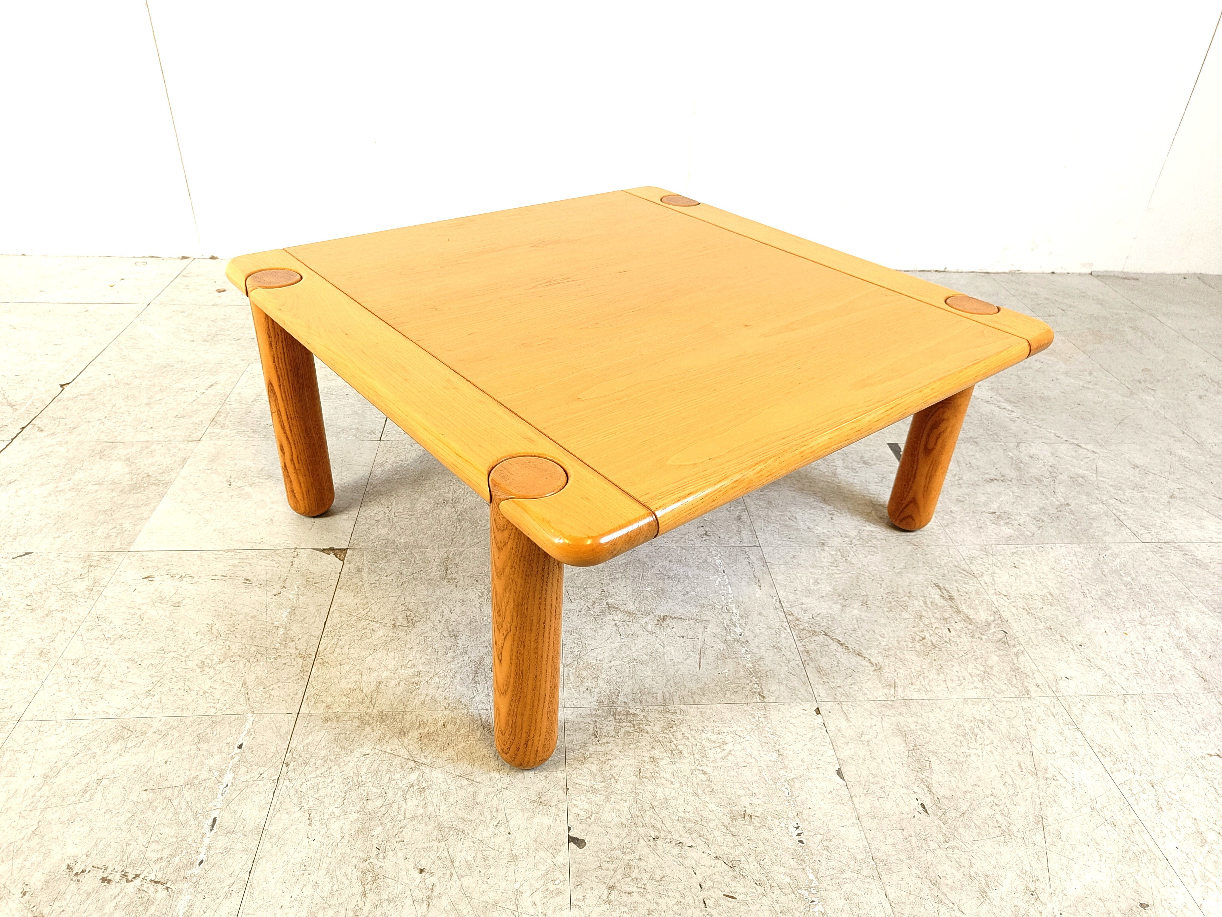 Copie de table basse en bois de style mid-century, années 1970.