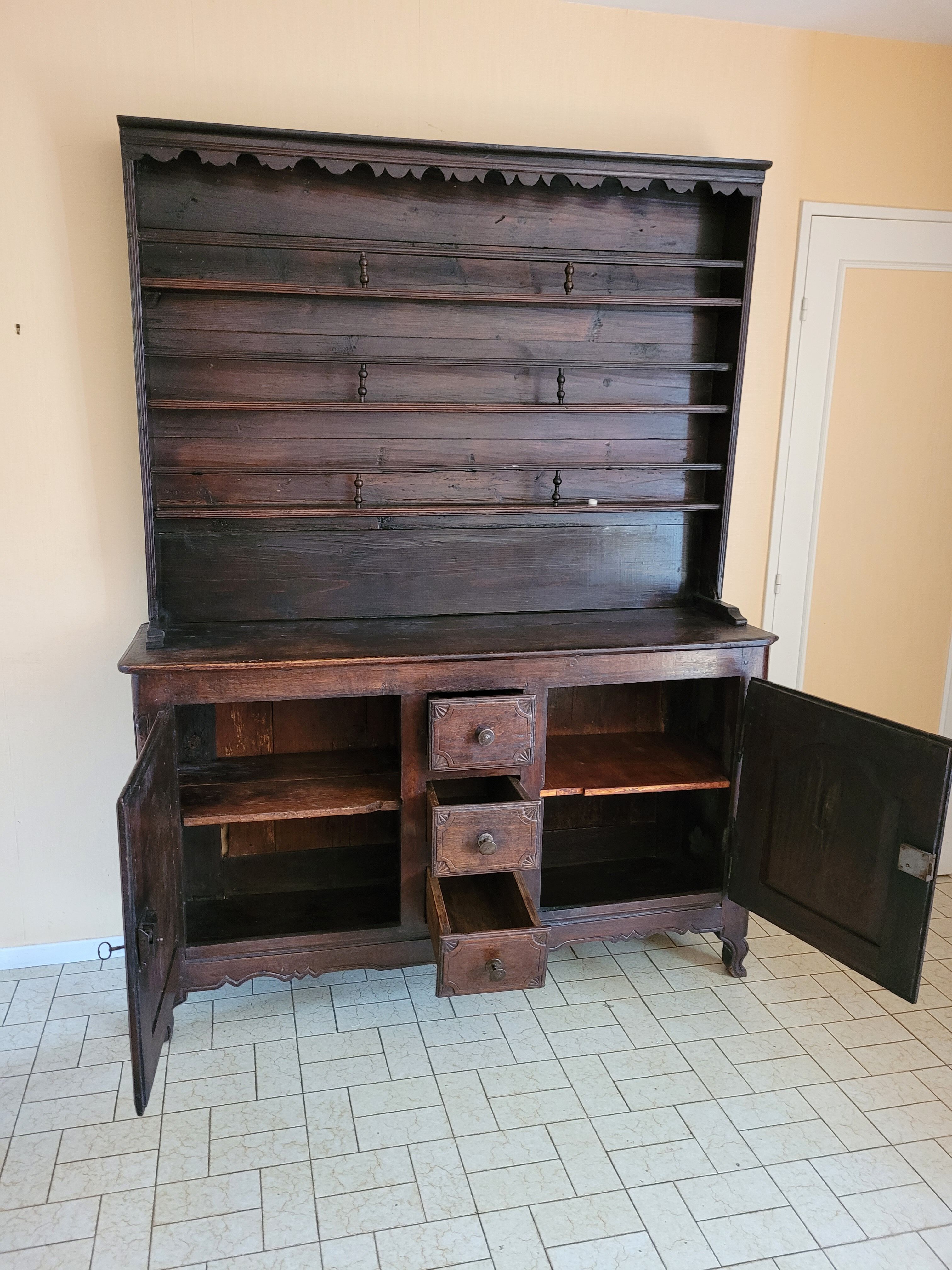 Dresser