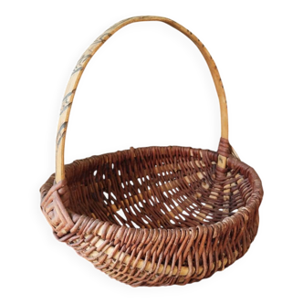 Basket of popular art in wicker – Handle carved with snakes – 20th century