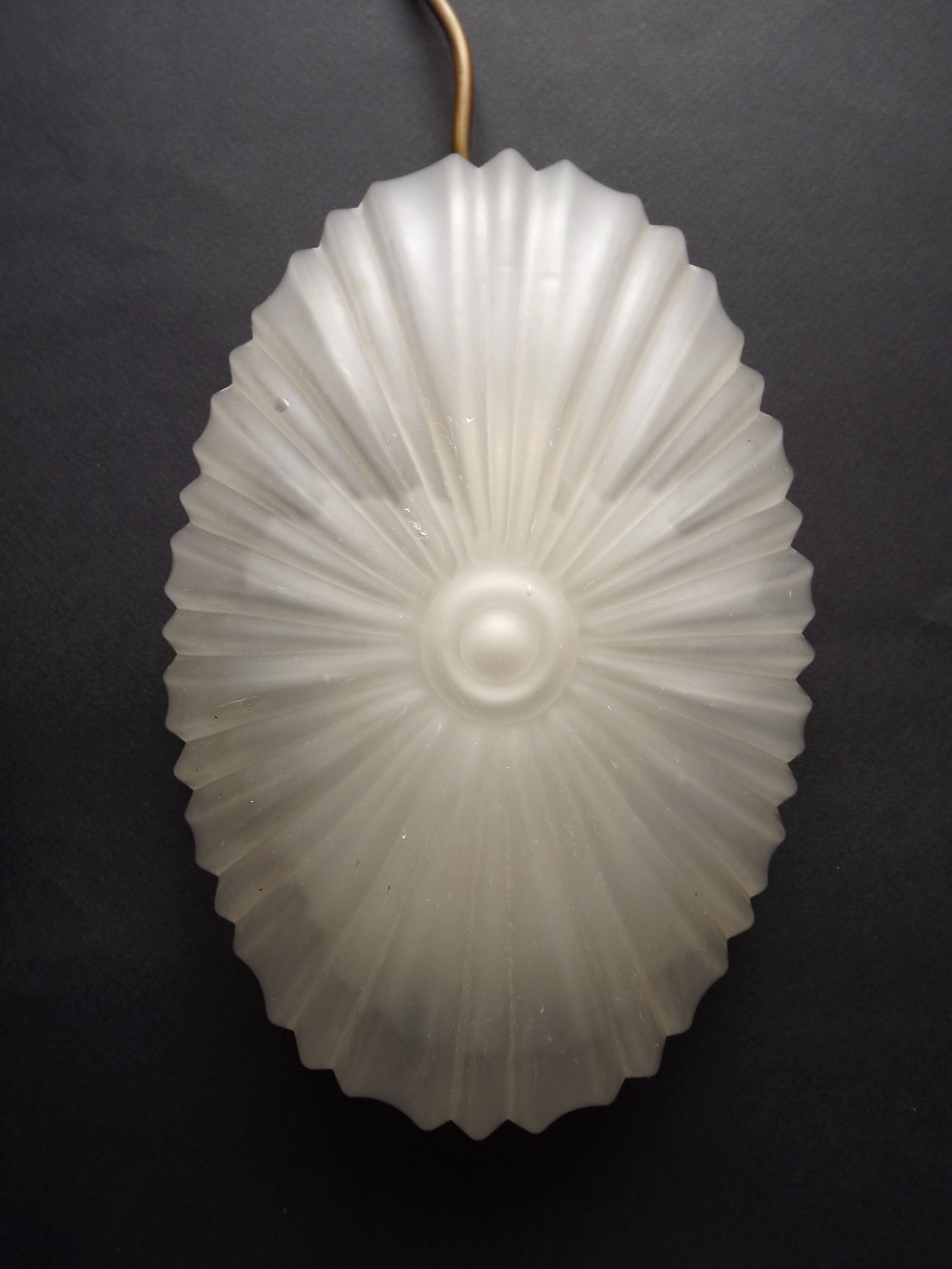 Applique murale en verre blanc opaque de style Art déco, France années 1970