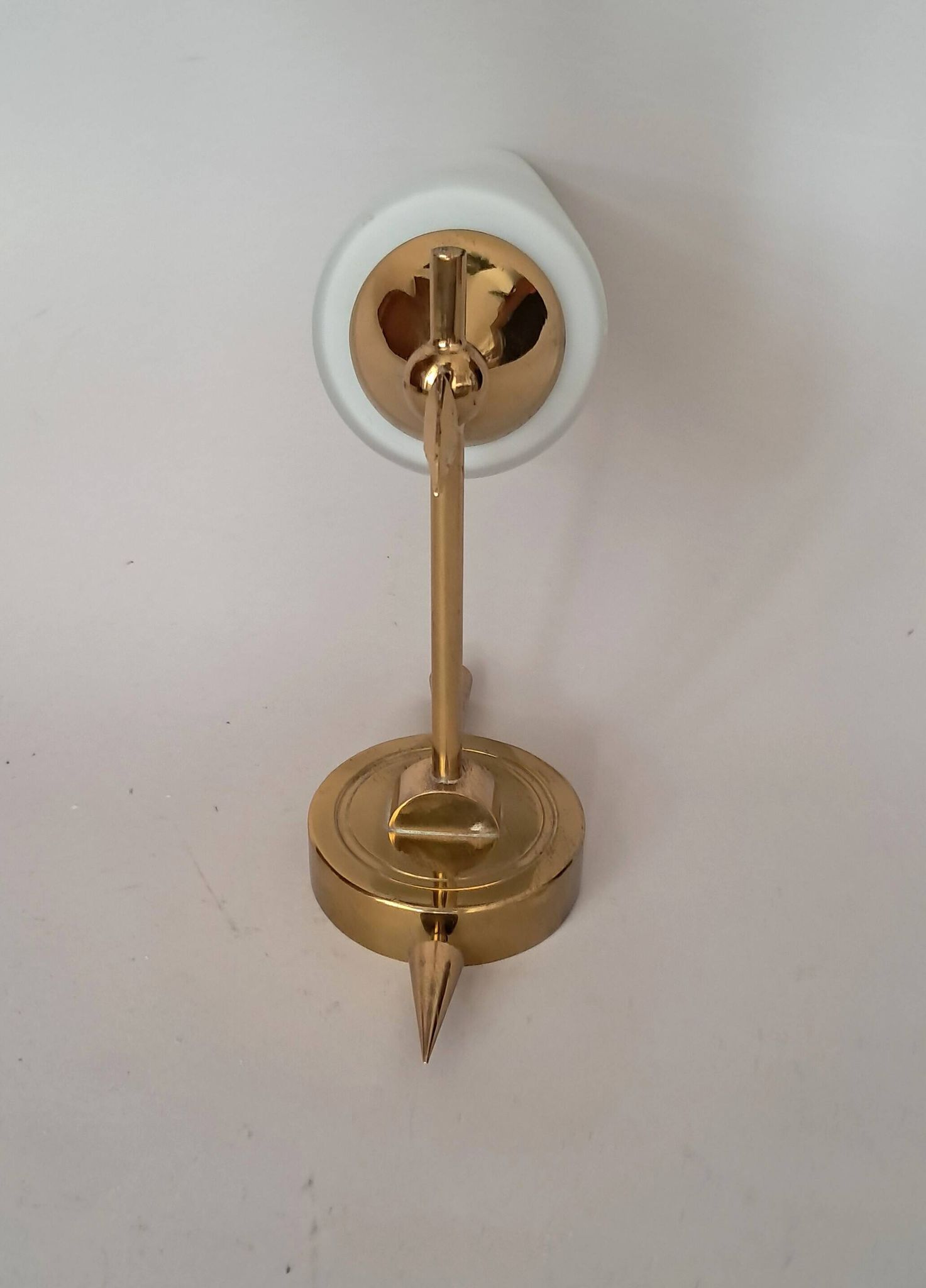 Applique en laiton doré et opaline blanche 1960