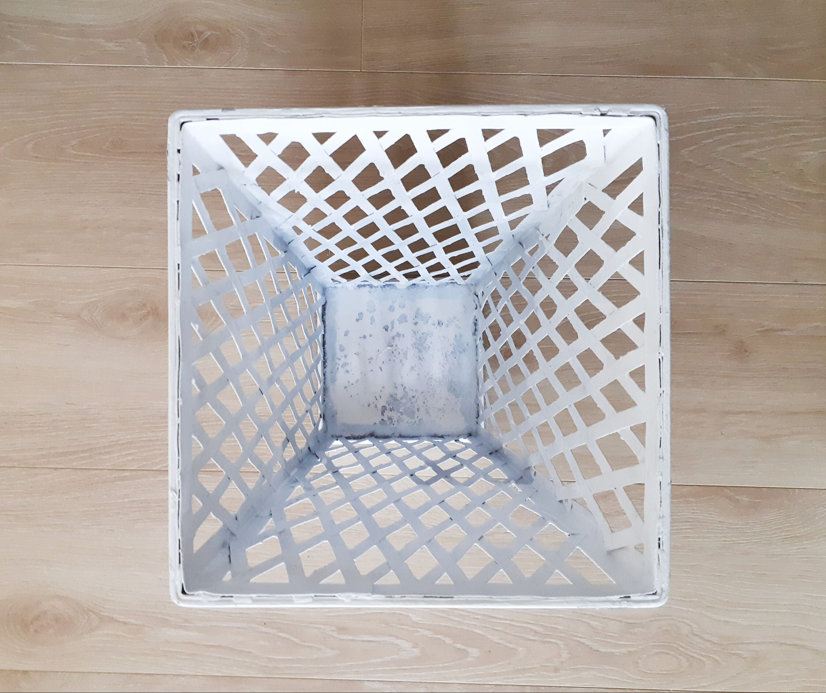 Openwork iron umbrella stand