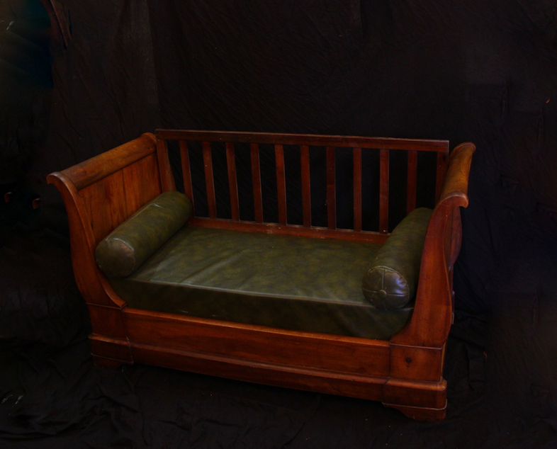 Banquette en noyer et cuir vert du XIXe siècle