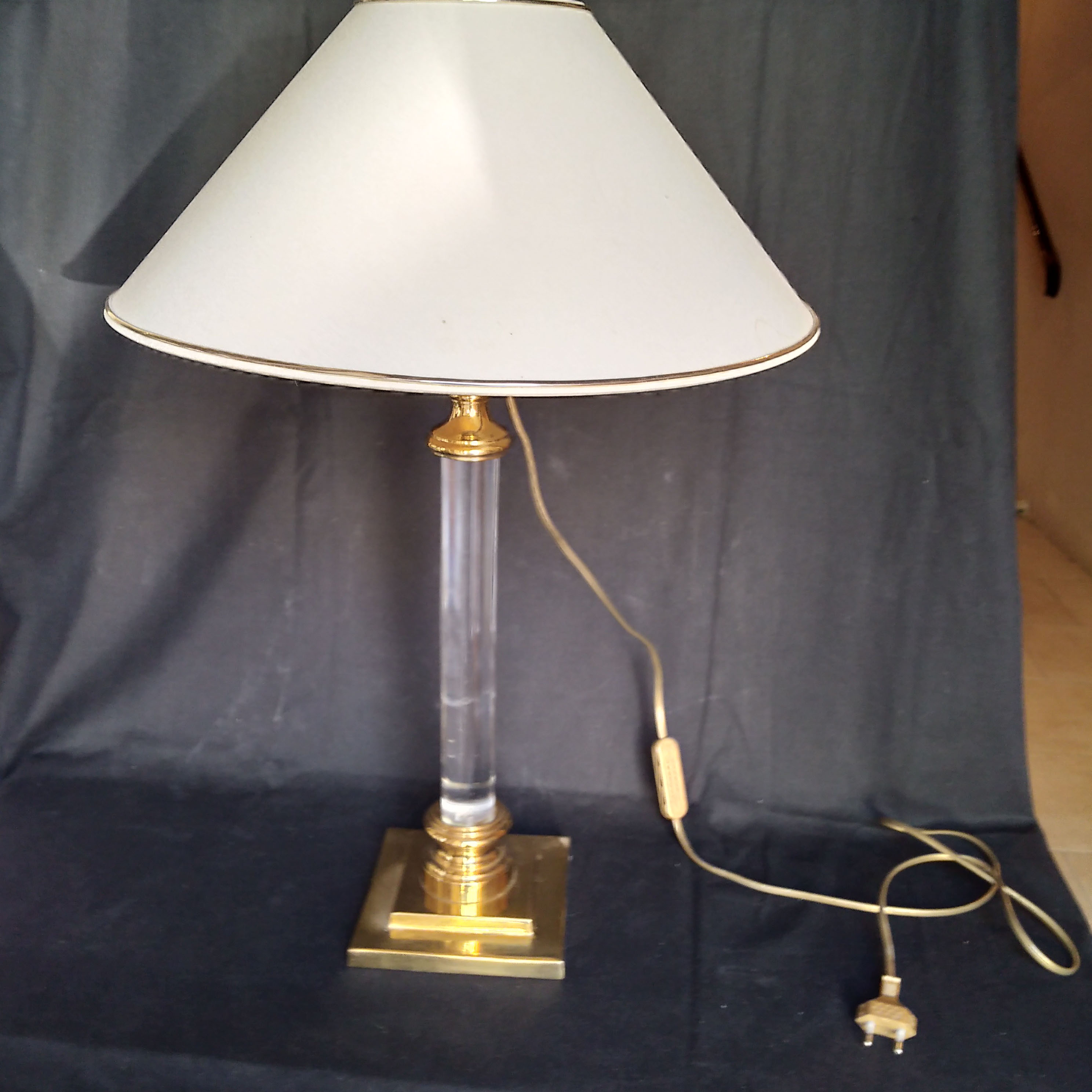 Pair of Plexiglas and brass lamp, Maison Le Dauphin, 1970