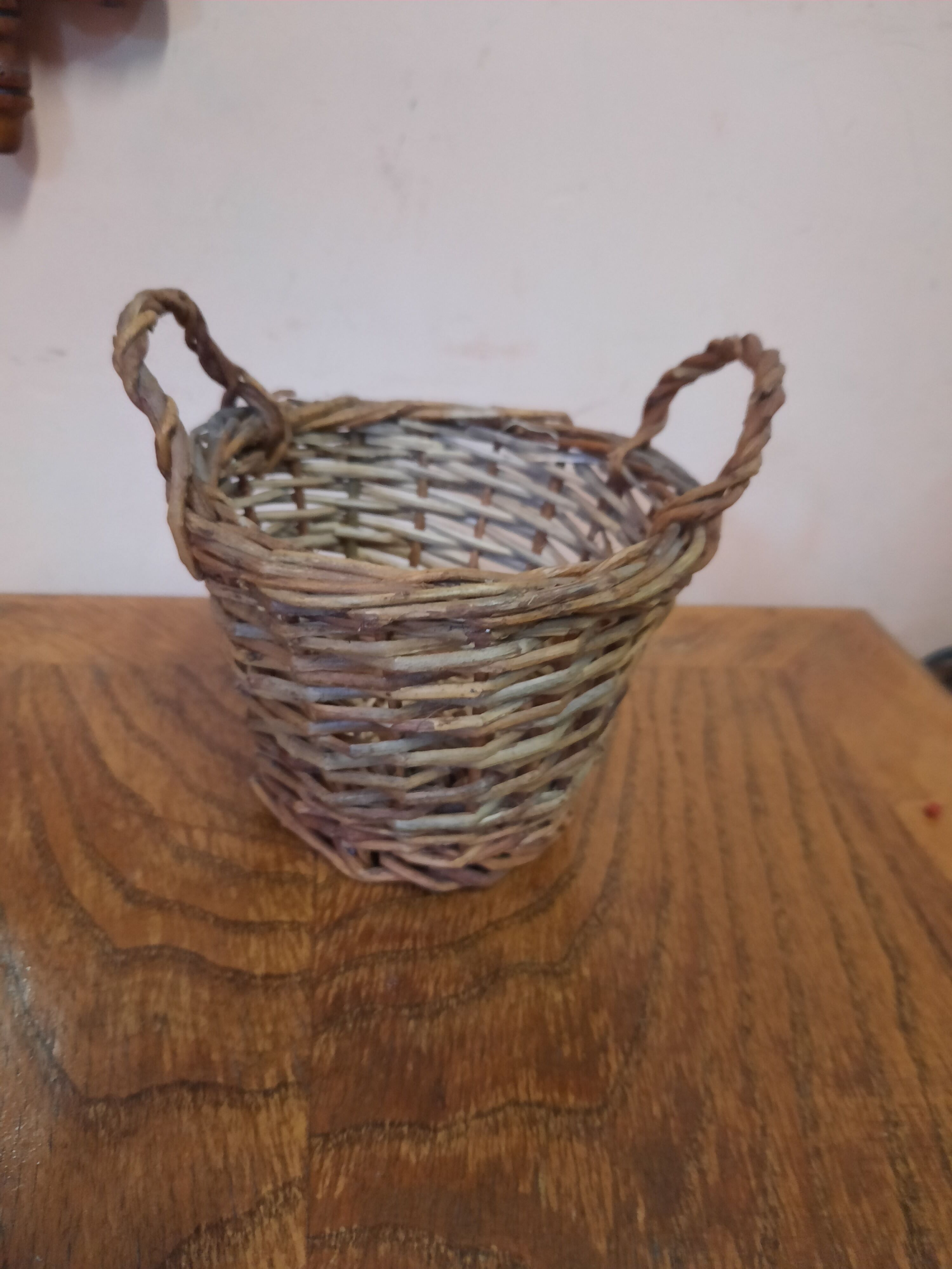 Lot of vintage wicker baskets