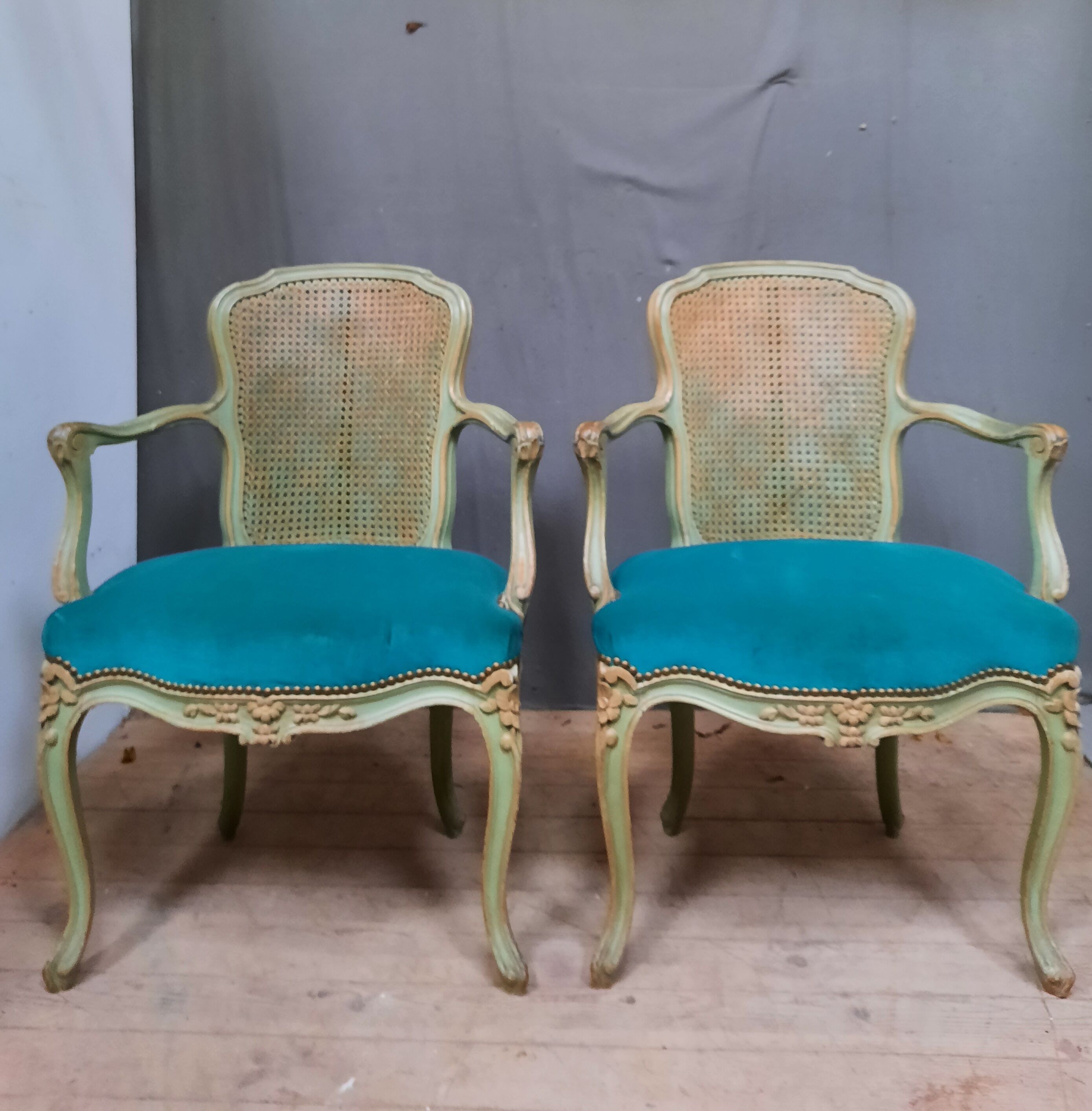 Paire de fauteuils style Louis XV