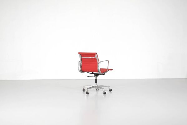 Fauteuil '' EA 117 '' de Charles Ray Eames pour ICF, États-Unis, 1969.