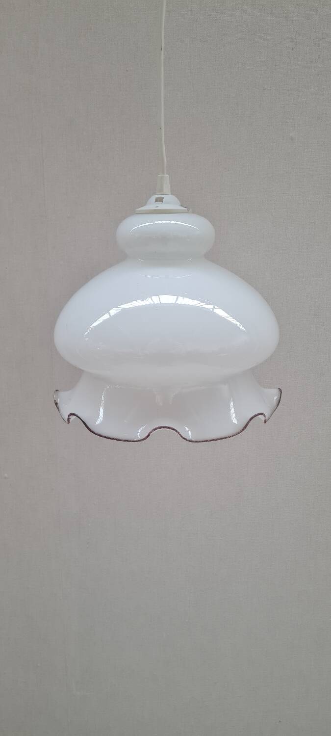 Suspension fleur en opaline laiteuse