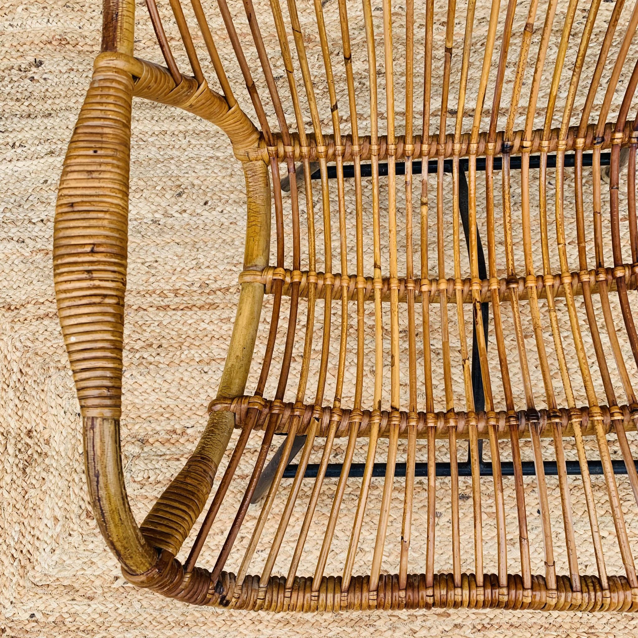 Fauteuil en rotin et piétement en métal noir 1960