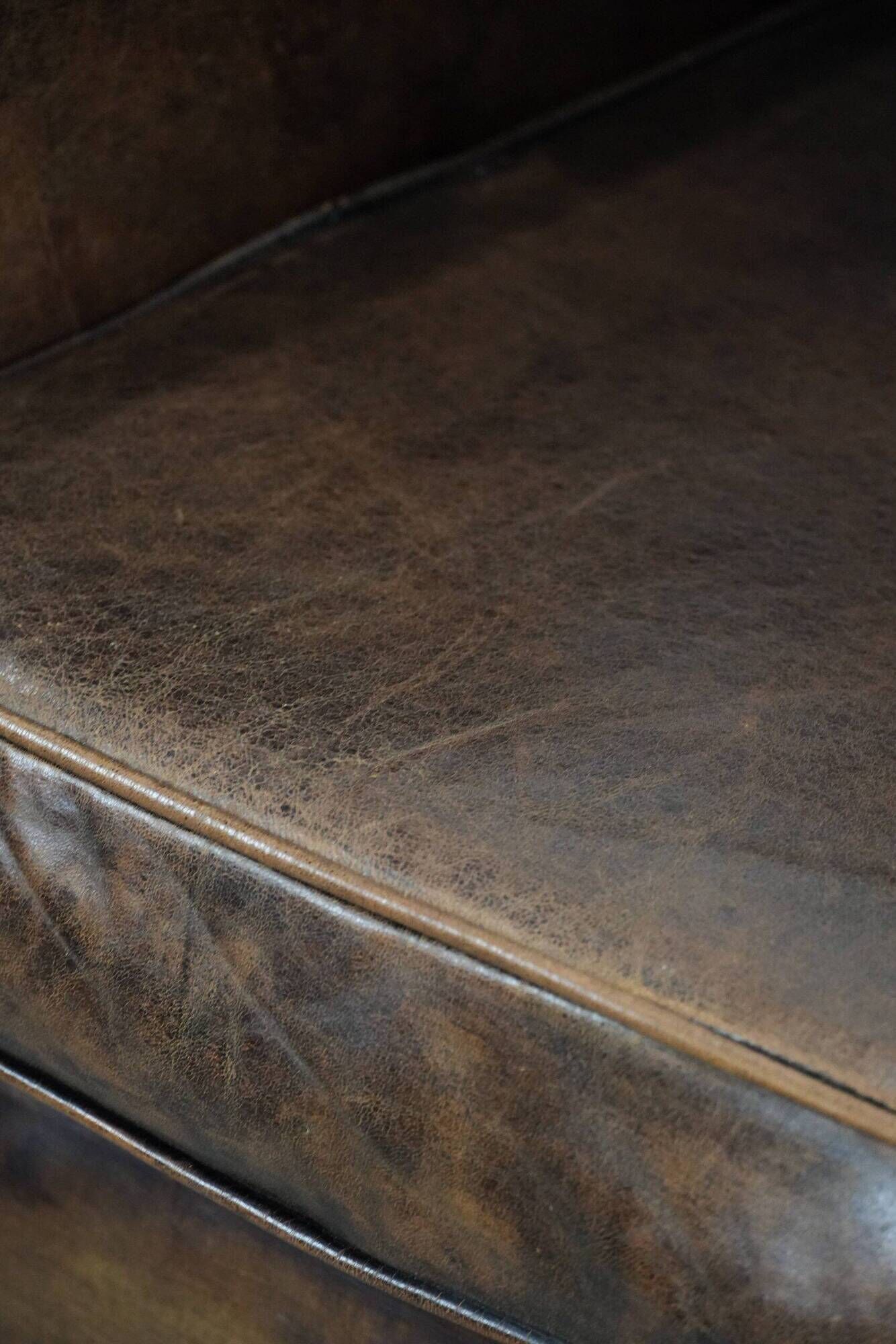 Sleekly shaped timeless design armchair made of sheepskin leather